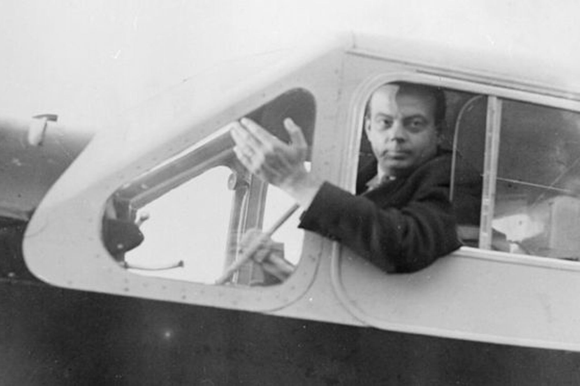 Antoine de Saint-Exupéry trabajó como mensajero para una compañía de correspondencia francesa en la Patagonia argentina entre los años 1929 y 1931 y en ese tiempo, parte de su estadía la realizó en un deptamento en el sexto piso de la Galería Güemes, en Buenos Aires