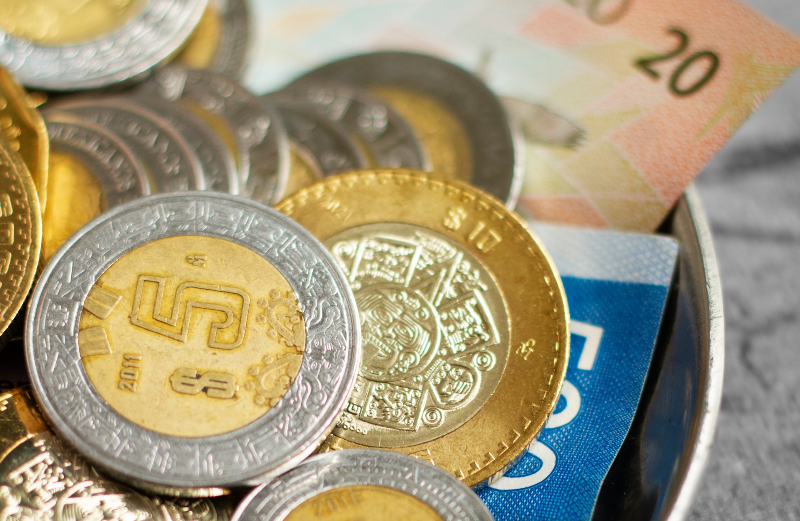 At midday on Friday, the Mexican peso continued to rise against the US dollar