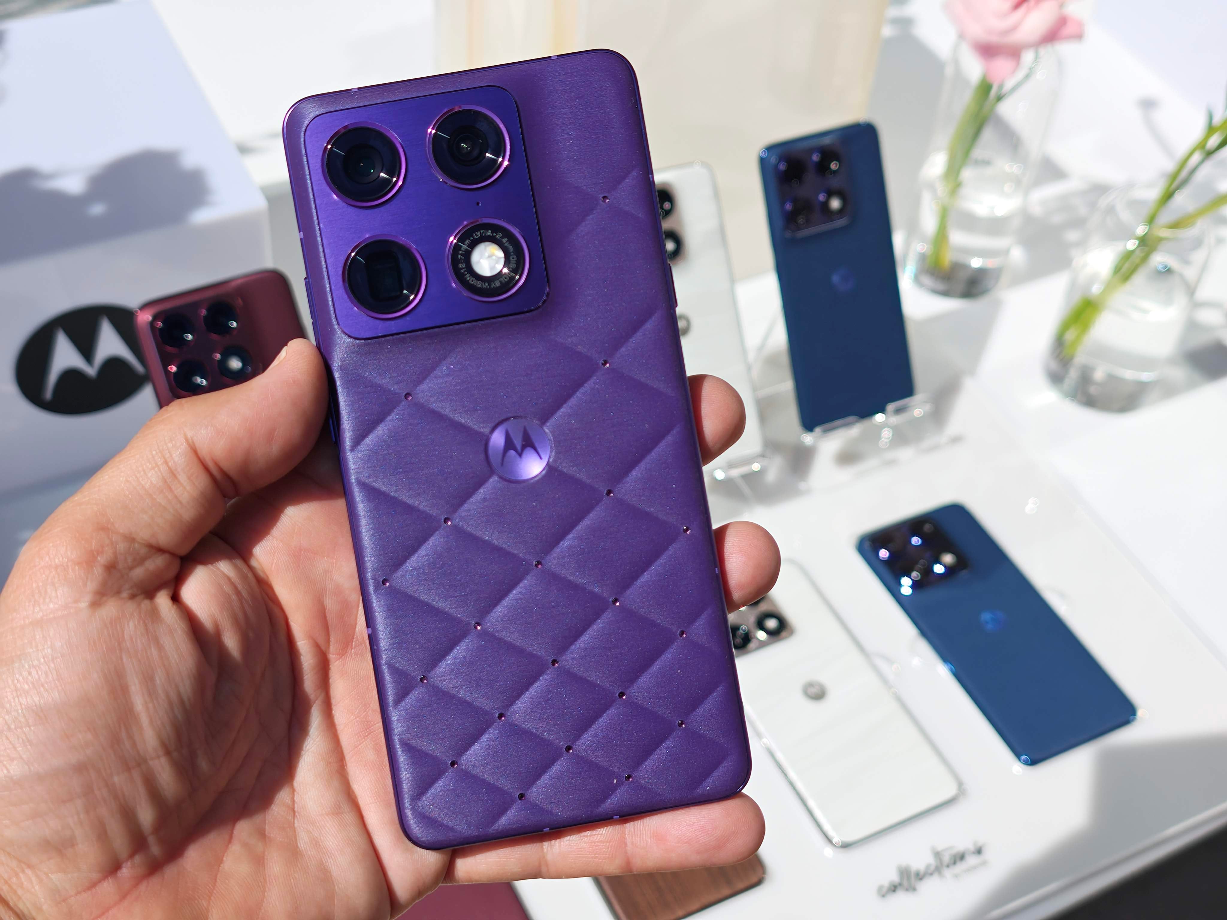 Un Motorola Signature en una edición púrpura con cristales Swarovski incrustados