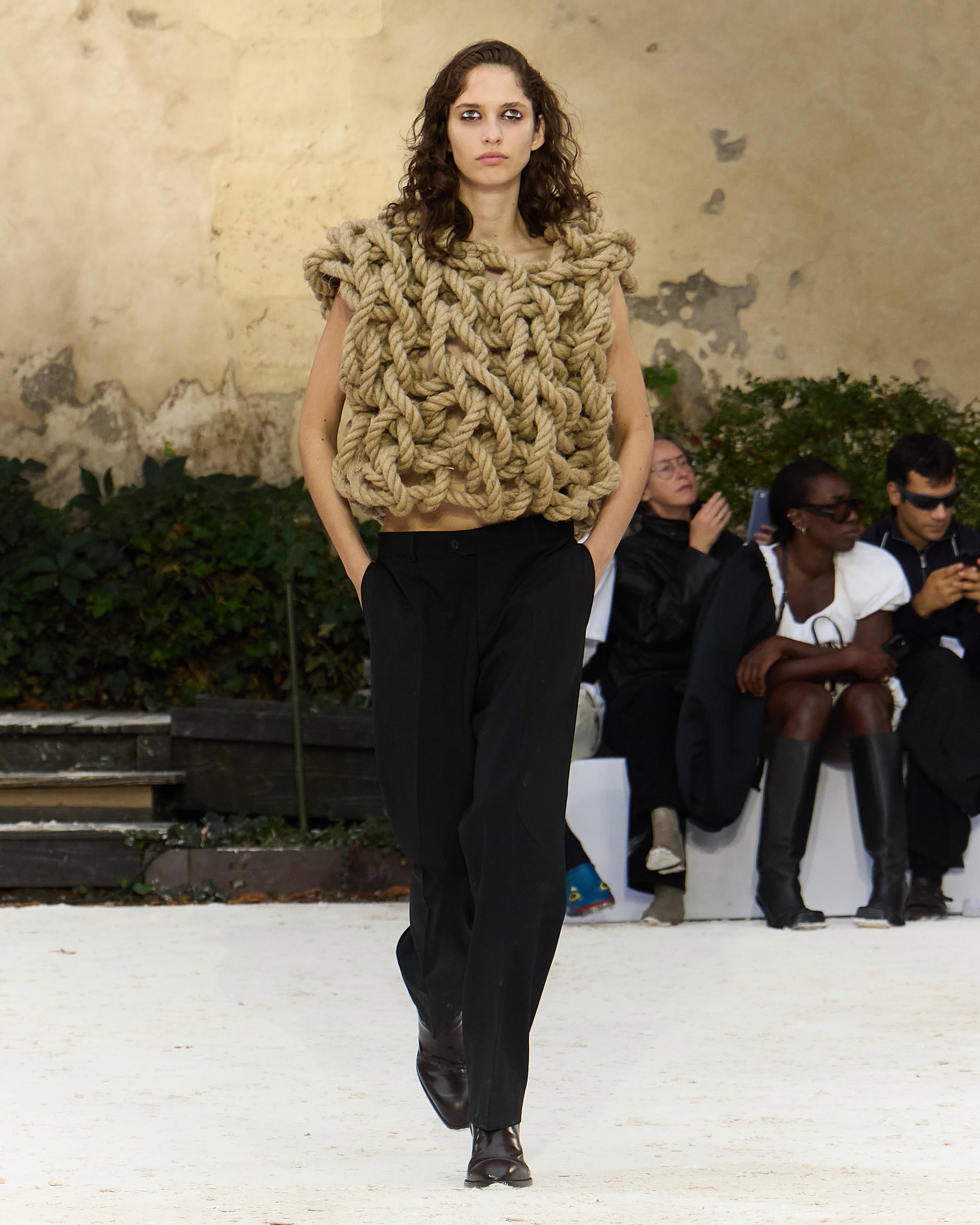 Paris Fashion Week recién comienza, y allí se lucen modelos argentinas como Martina Horak en el desfile de Hodakova
