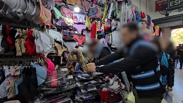 La Policía de la Ciudad secuestró más de 13.000 prendas de vestir y 250 pares de zapatillas de contrabando en una galería del barrio de Once