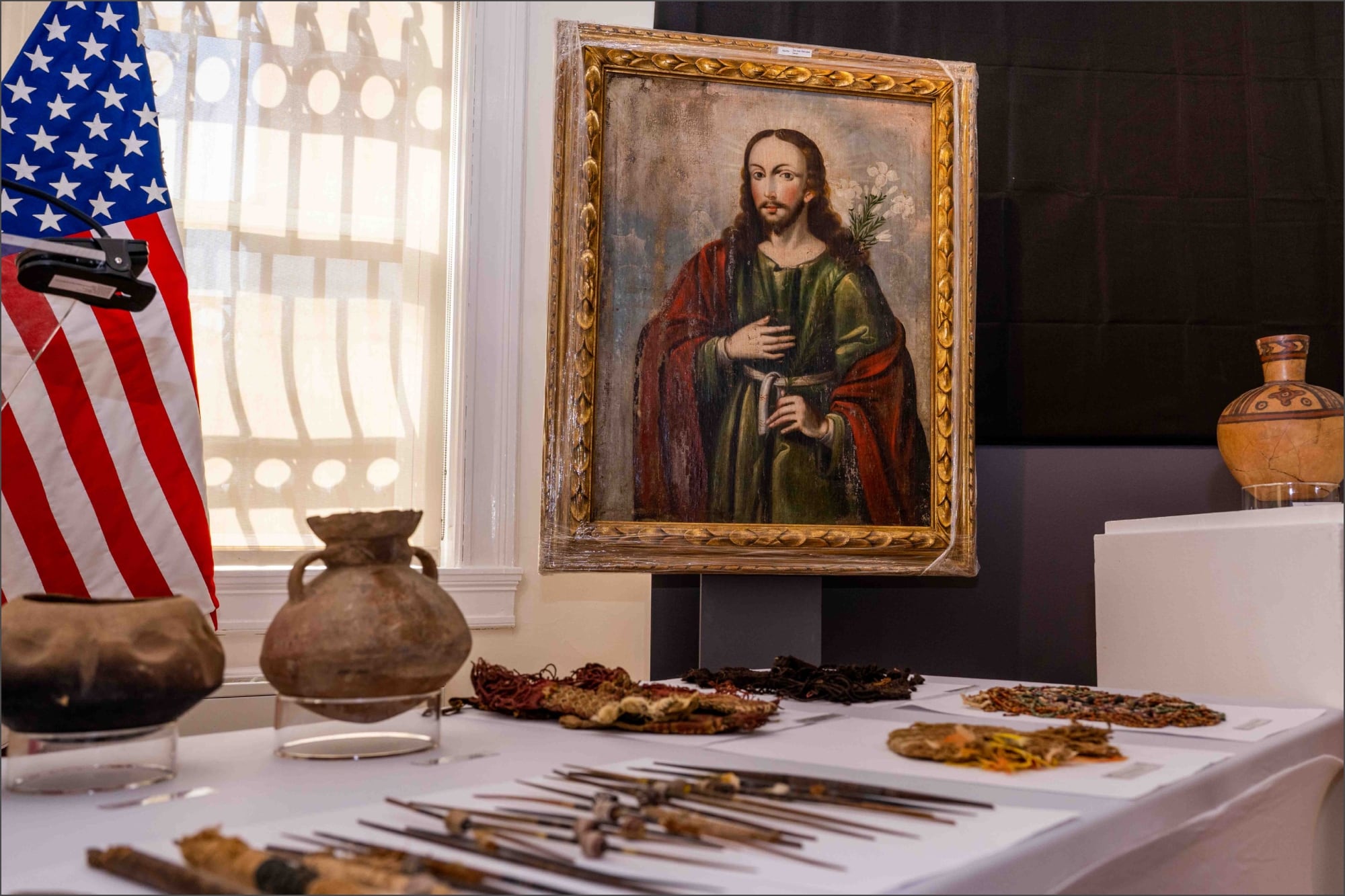 El FBI devolvió los 48 objetos históricos a Perú en una ceremonia llevada a cabo el 24 de marzo