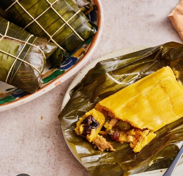 Las hallacas están compuestas por masa de harina de maíz y otros condimentos para el relleno