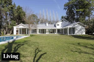 En lugar de demolerla, como les recomendaban, modernizaron su casa de los años 60 ampliándola en forma de U