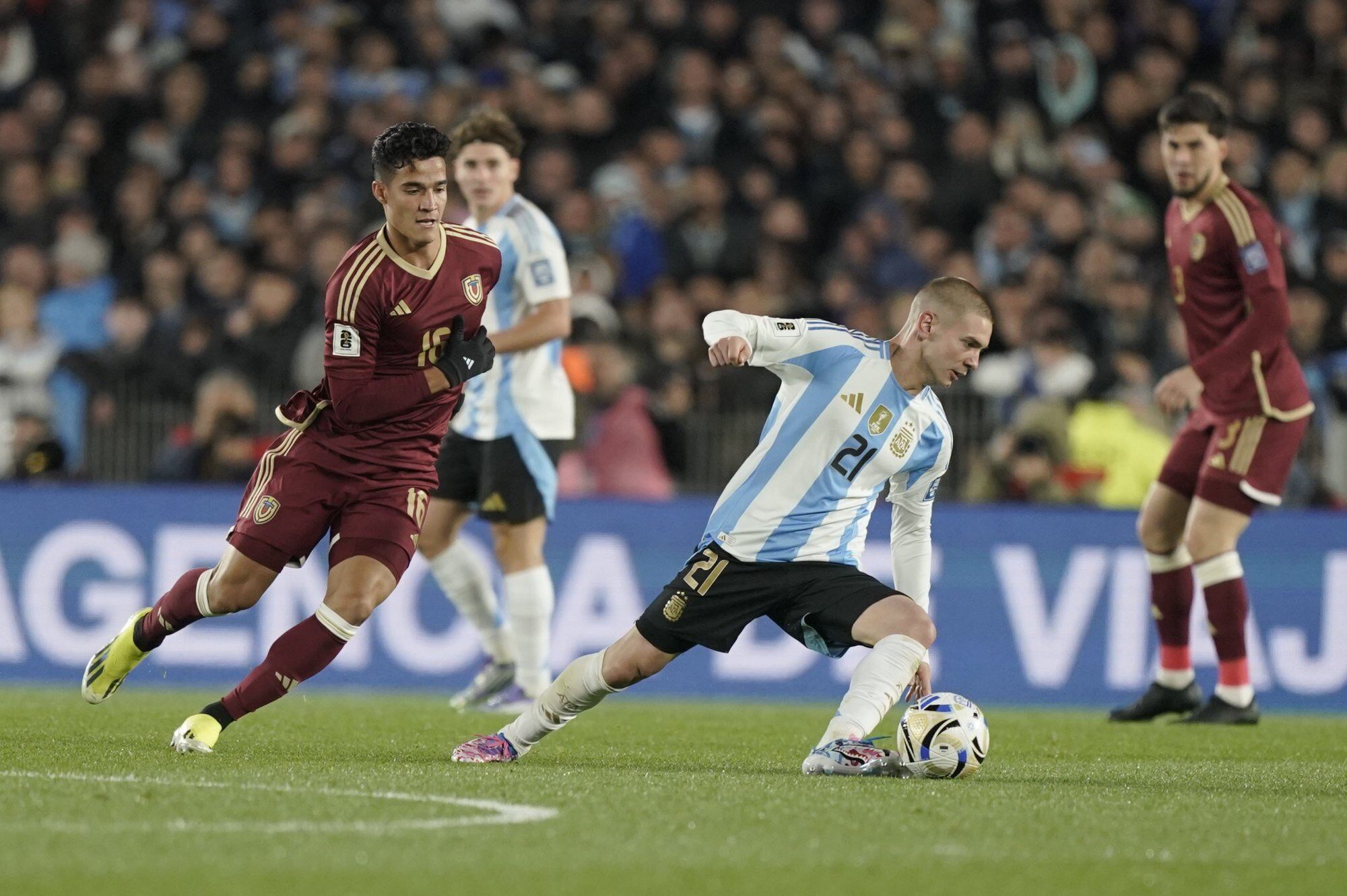 La selección argentina y Venezuela se enfrentaron recientemente por las eliminatorias sudamericanas y ganó la albiceleste 3 a 0