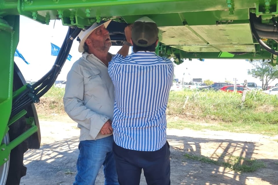 Las pulverizadoras pueden trabajar de manera autónoma. En la foto, los Marinelli colocando dispositivos para ese fin