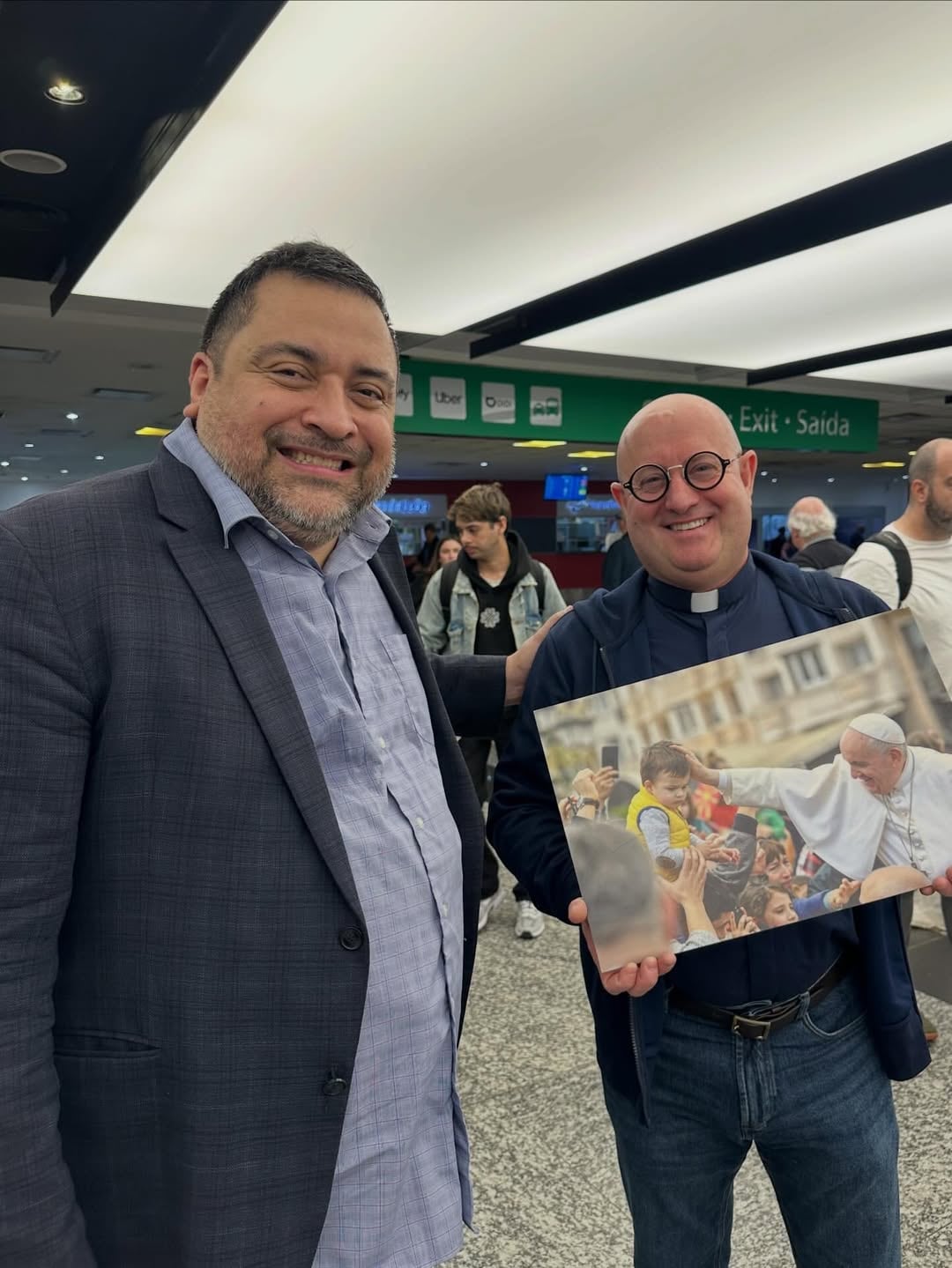 El Padre Guilherme con Oscar Soria en Ezeiza