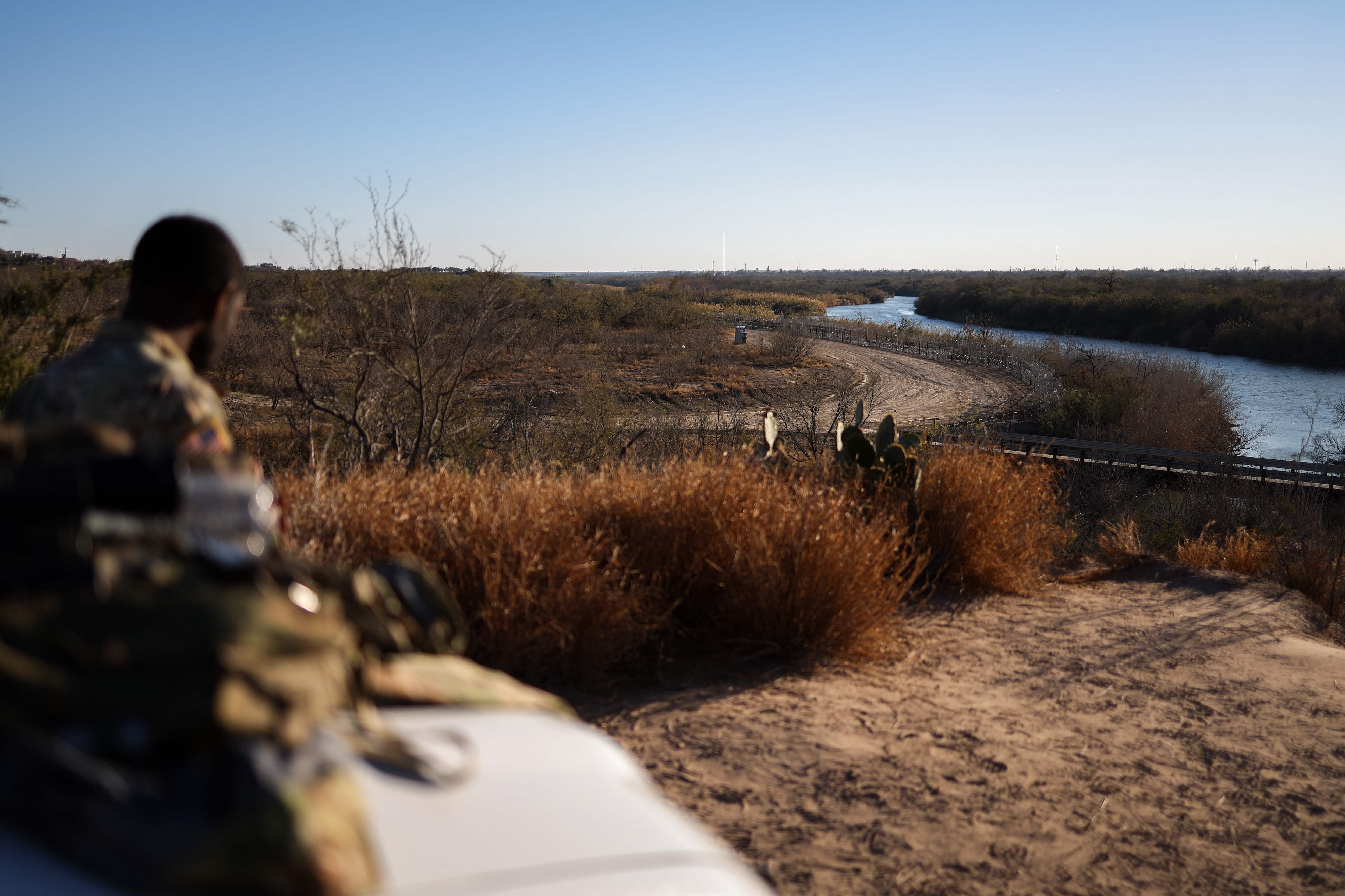 La ley otorga una exención de impuestos a la propiedad (ad valorem) sobre el incremento en el valor tasado de un inmueble que resulte de la instalación de infraestructura de seguridad fronteriza