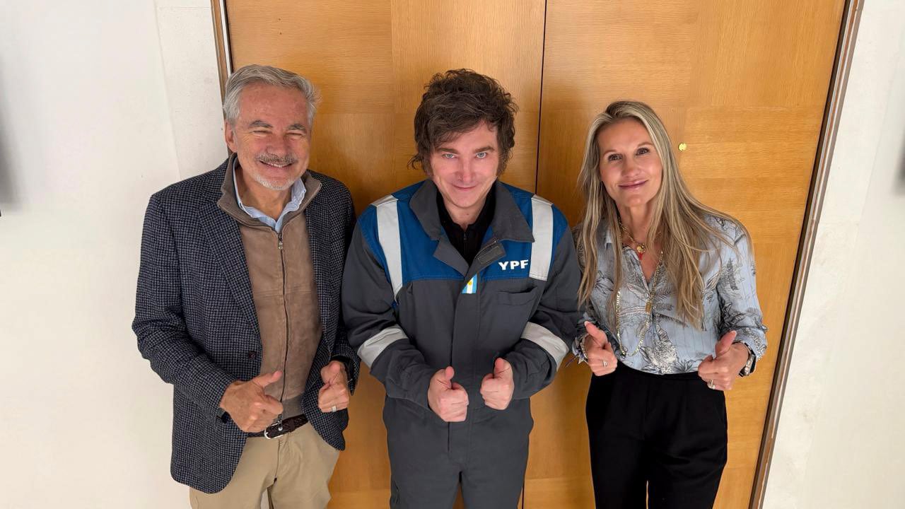 Milei hace gala del mameluco de YPF junto a empresarios