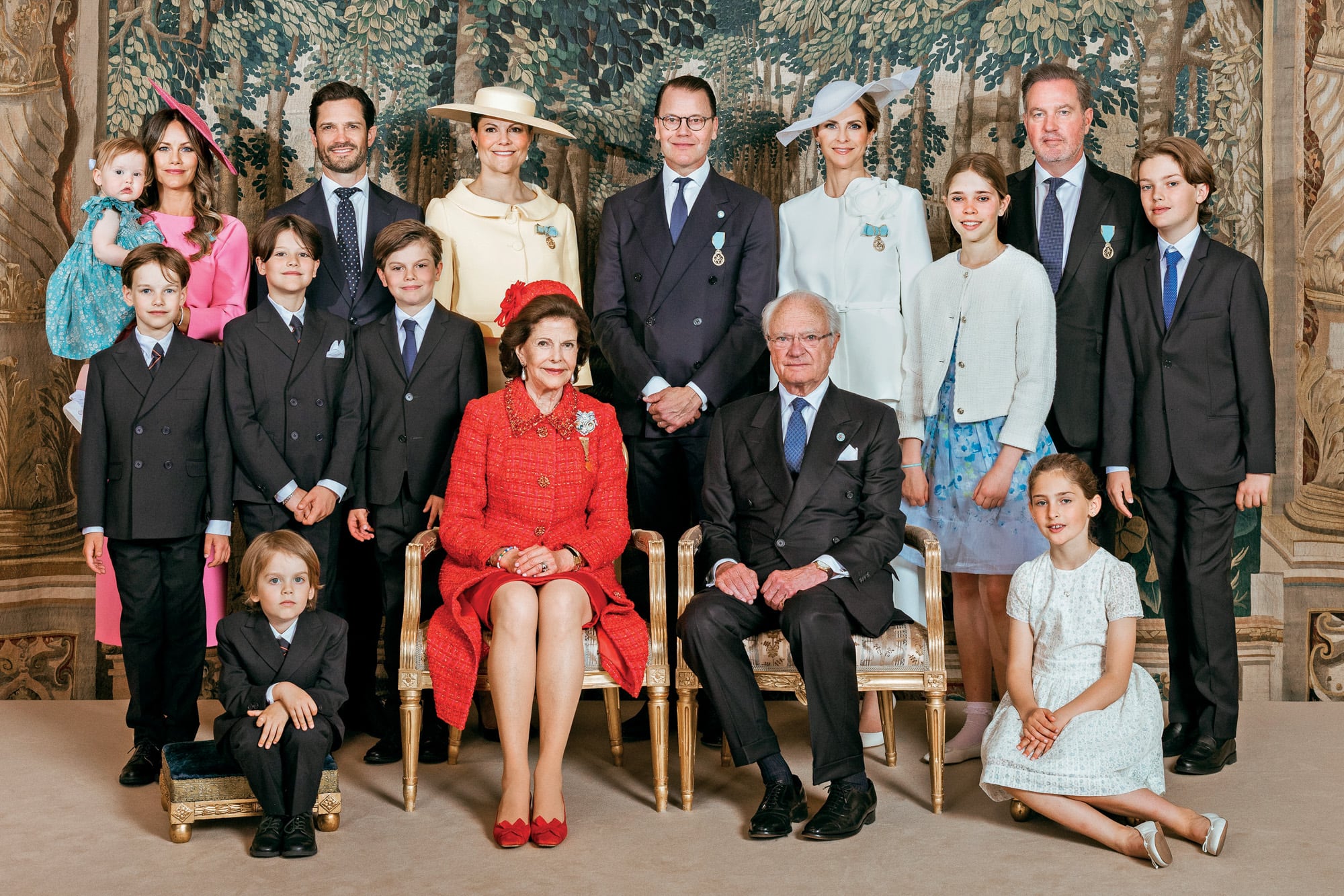 Los reyes de Suecia rodeados de sus hijos, la princesa heredera Victoria, el príncipe Carlos Felipe y la princesa Magdalena, y sus respectivas
familias. El posado oficial se realizó delante de uno de los tapices de coronación de la reina Cristina, creado a finales de la década de 1640 en Delft,
Holanda