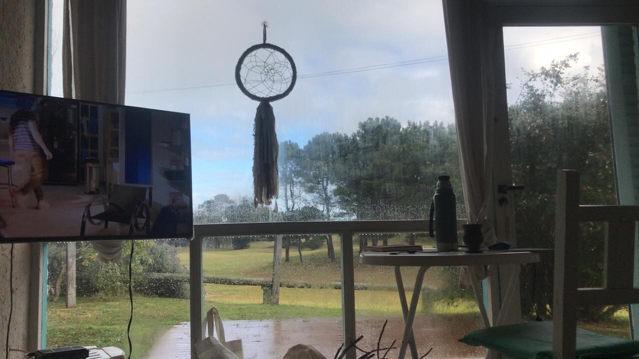 La mesa en la que trabajó Alejo desde Pinamar durante la pandemia