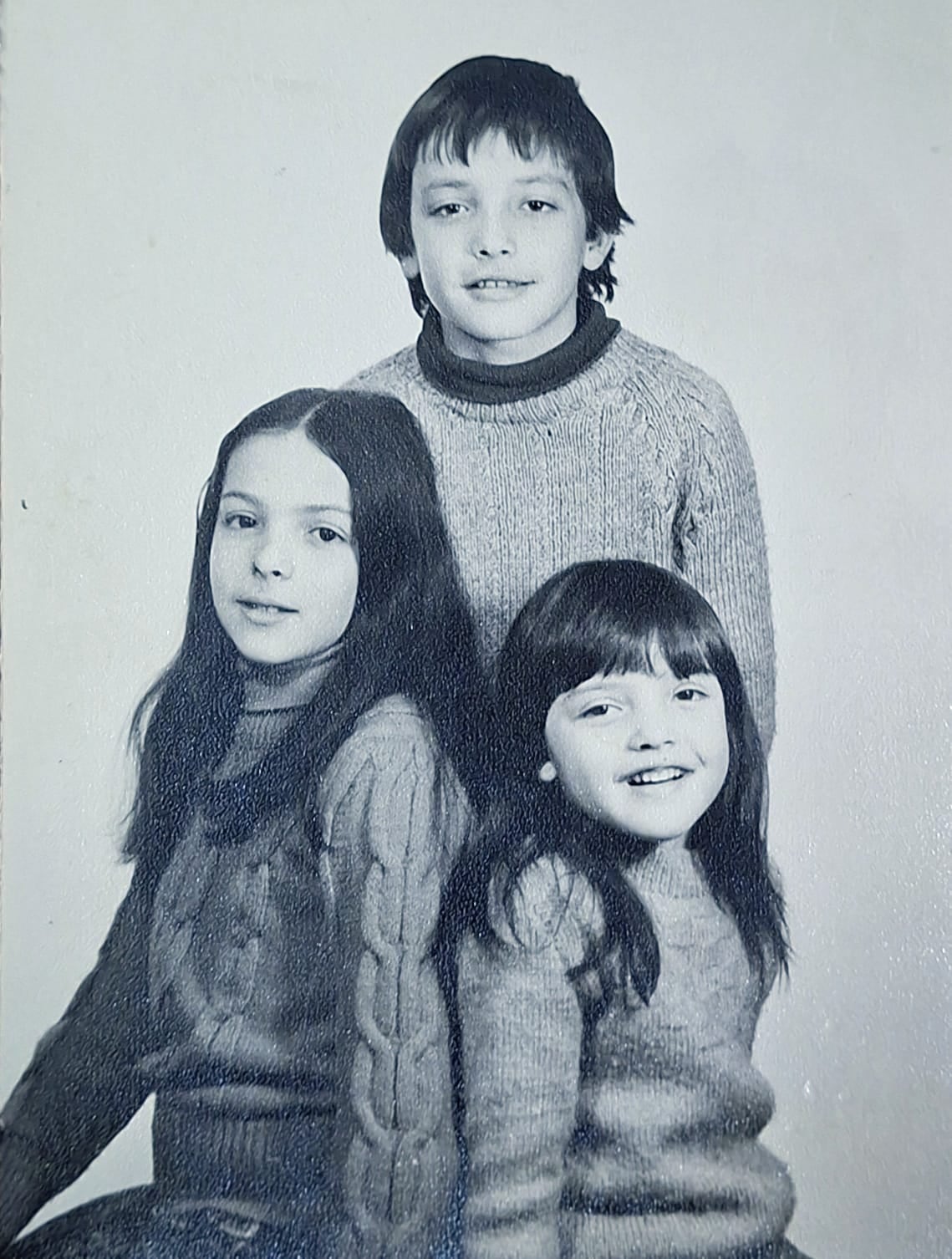 María Alejandra, Gabriel y Carolina Cepeda eran chicos cuando la bomba en el comedor de la Policía Federal cambió para siempre la vida familiar