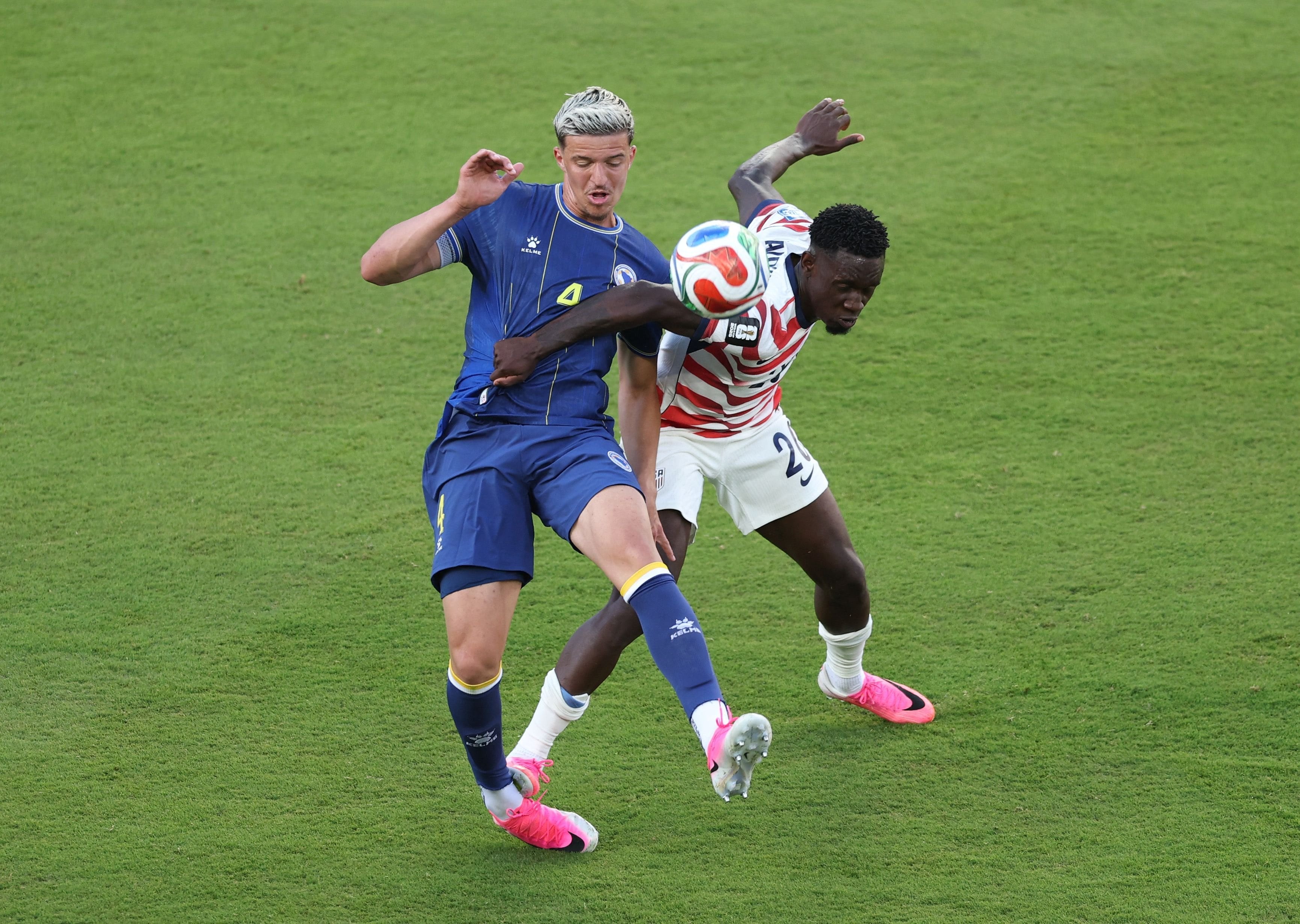 Punto de inflexión. Muharemovic es pisado por Balogun, que verá la roja (Photo by MICHAEL STEELE / GETTY IMAGES NORTH AMERICA / Getty Images via AFP)