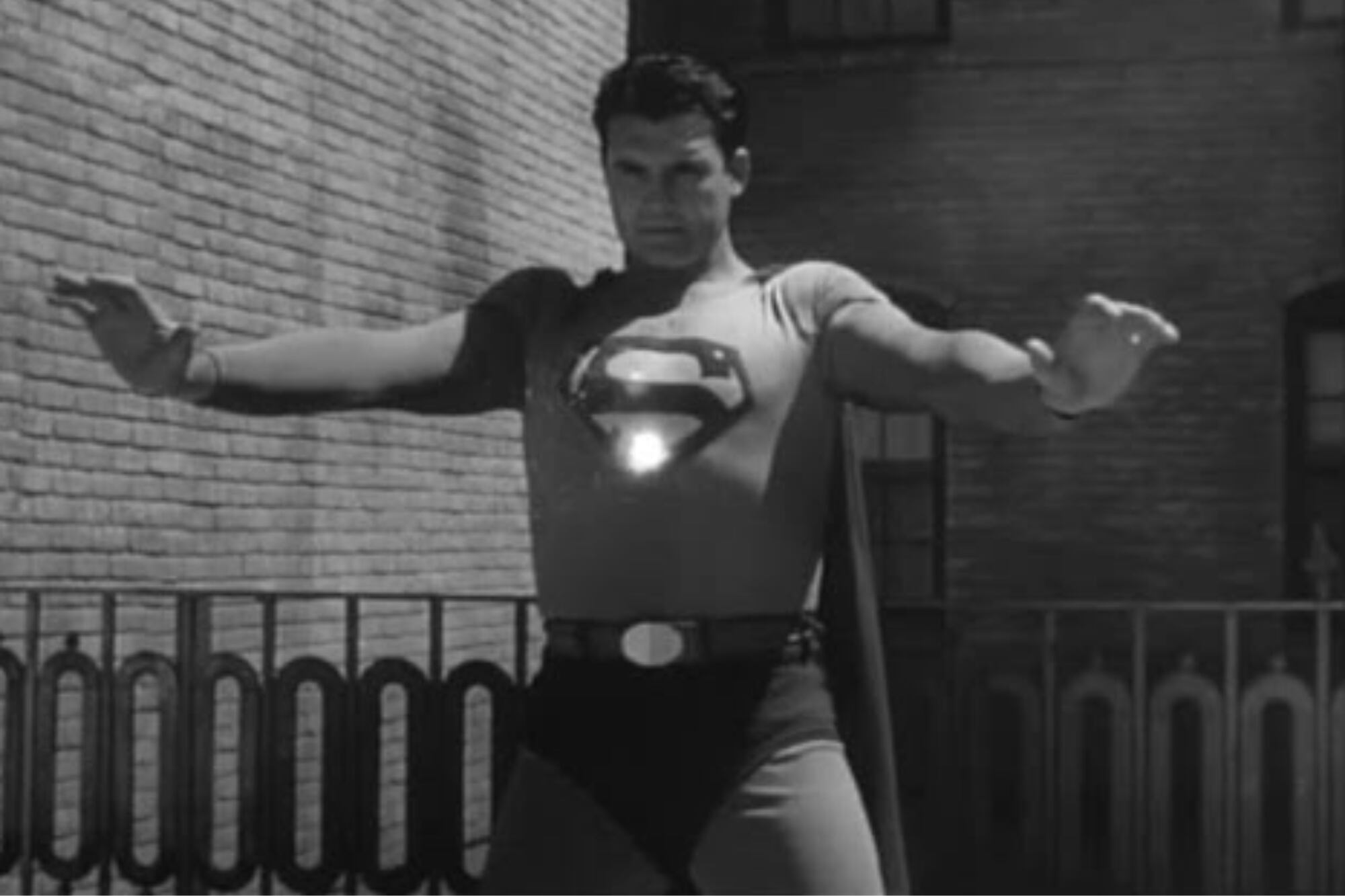 George Reeves como Superman en la película de 1951 Superman y los hombres topo