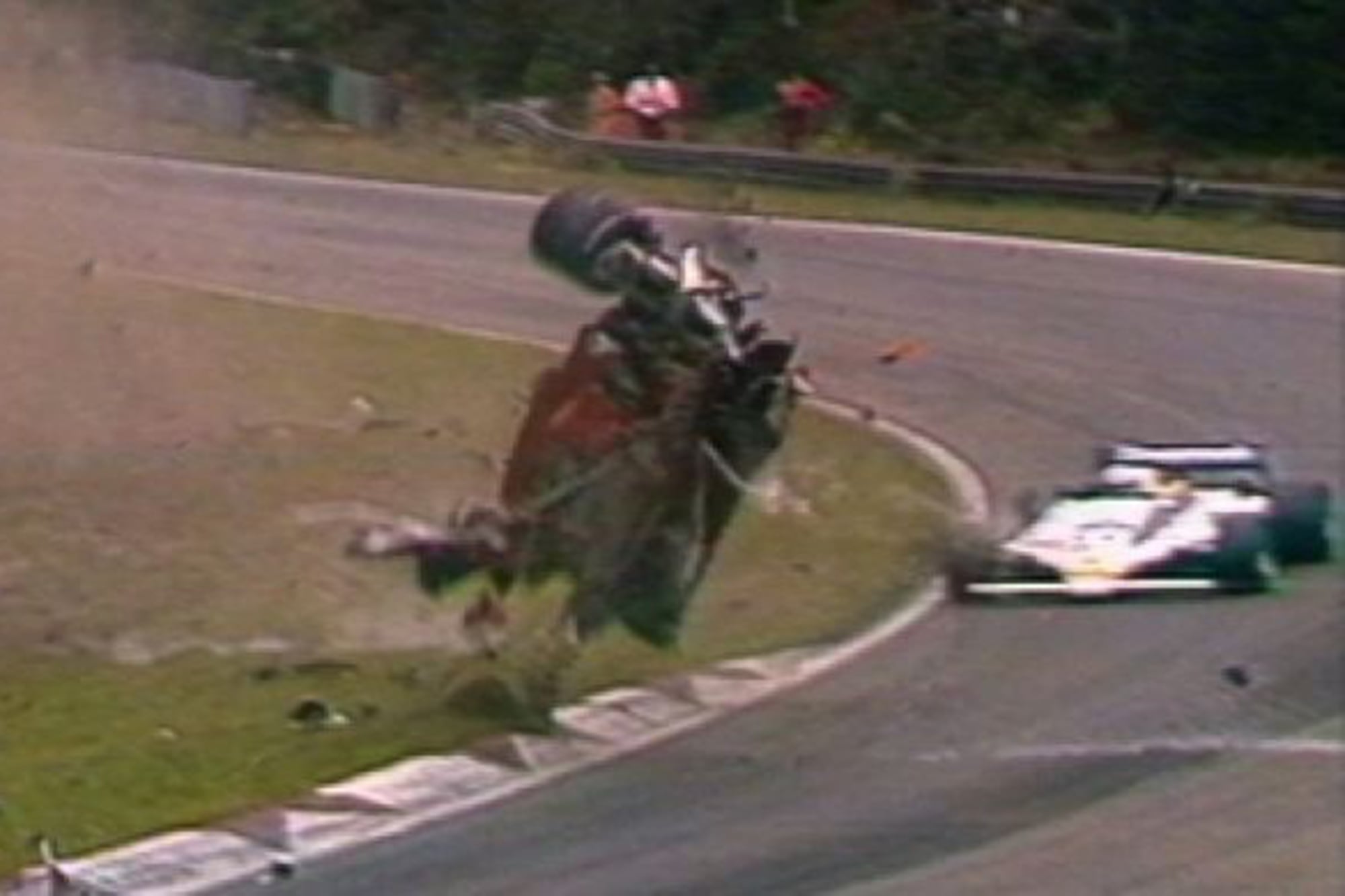 La Ferrari de Gilles Villeneuve volando en Zolder 1982 tras tocarse con el March de Jochen Mass