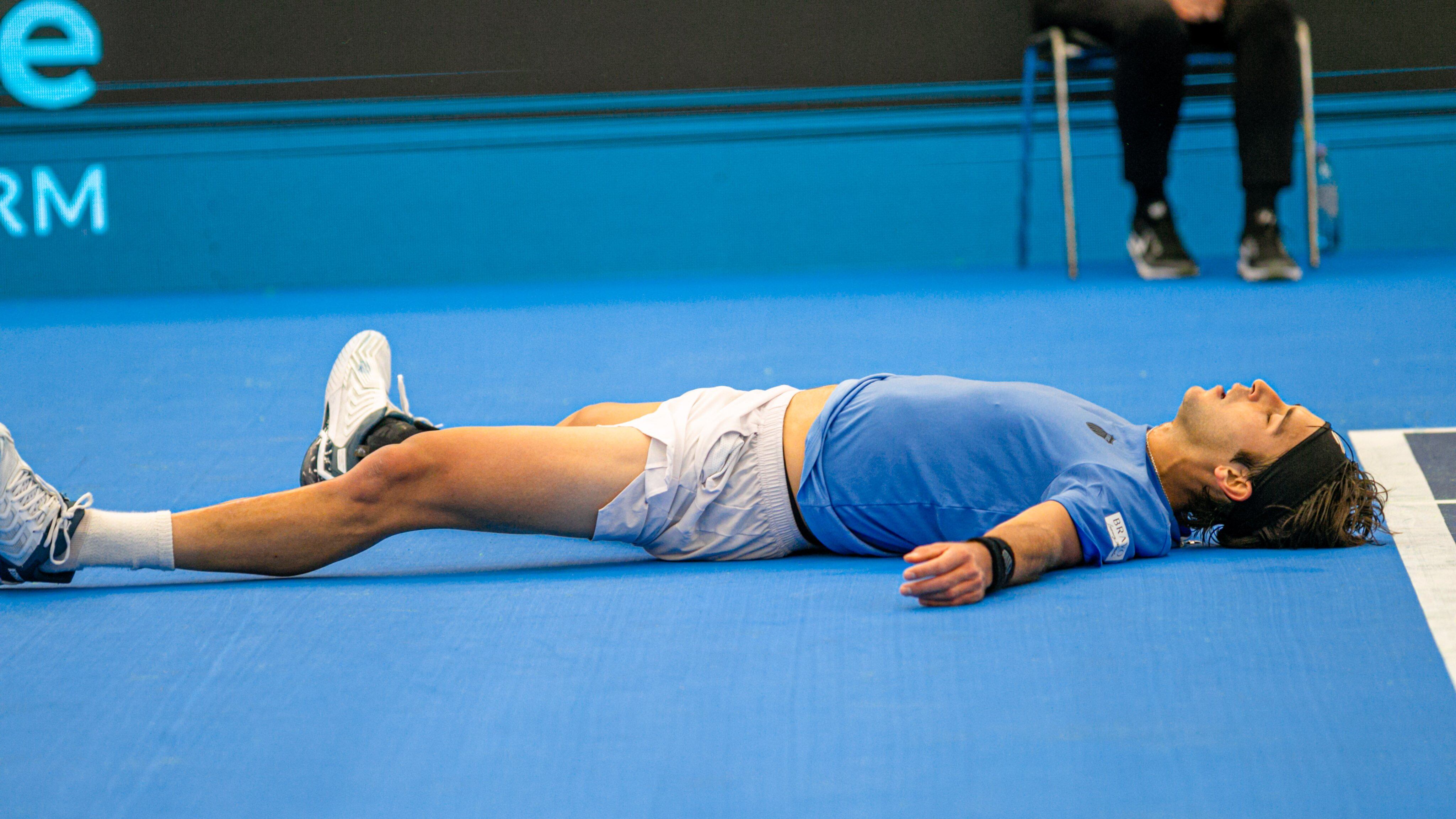 Tomás Etcheverry, extenuado, tras batallar cuatro horas y ganar el primer punto de la serie contra Noruega