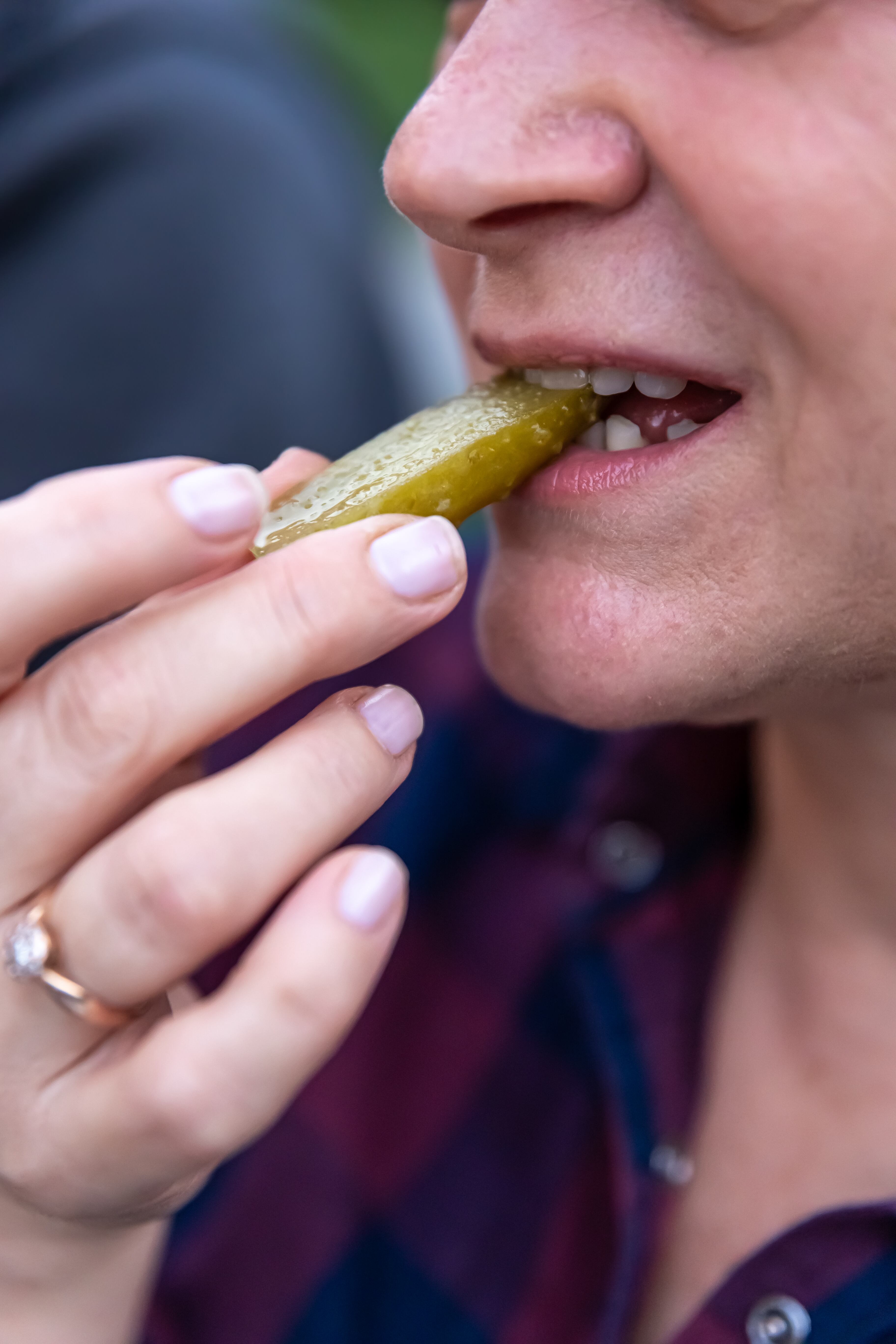 El comisionado de Alimentos y Medicamentos de Connecticut de ese momento, explicó para verificar la calidad de un encurtido se podía dejar caer a 30 centímetros de altura y debería rebotar