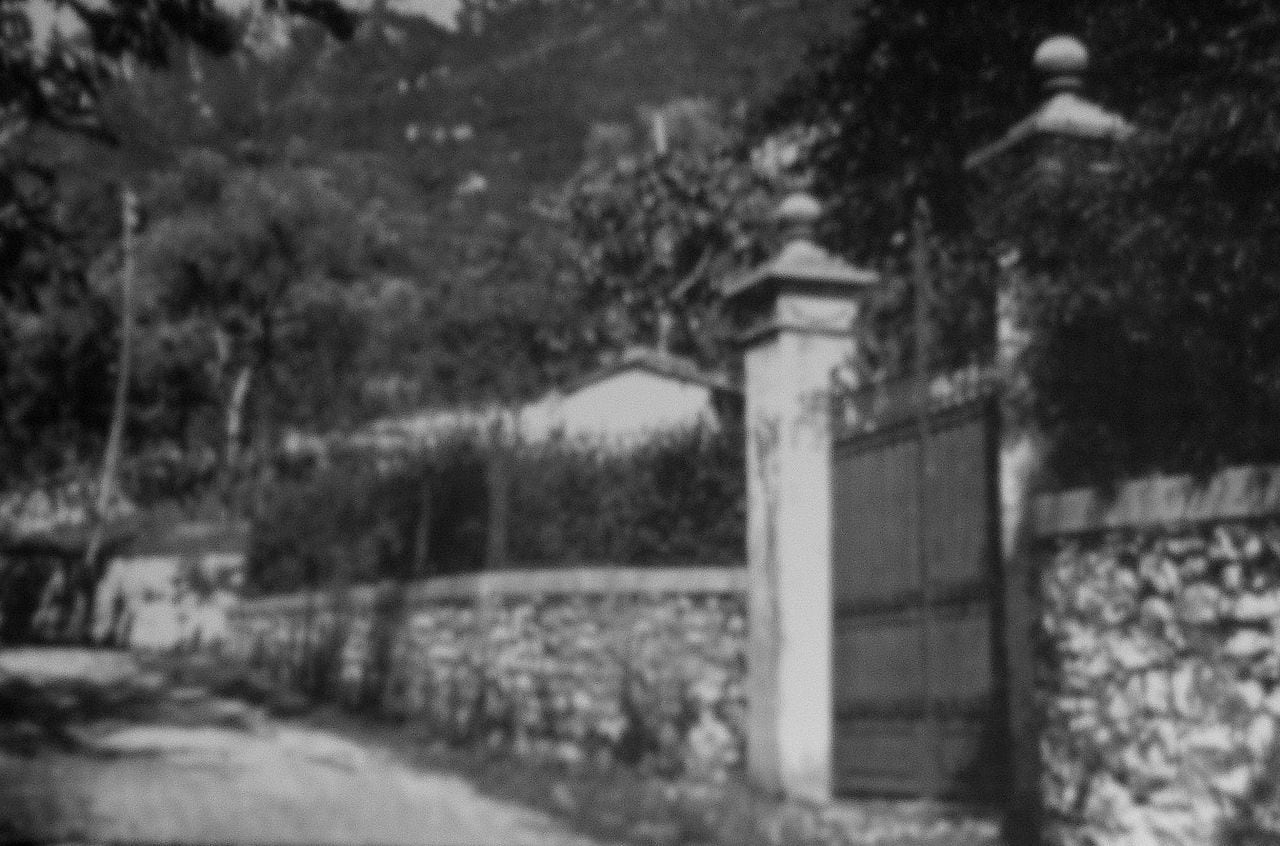 Contra este pequeño muro, en una quinta cerca del Lago de Como fueron fusilados Benito Mussolini y Claretta Peetacci
