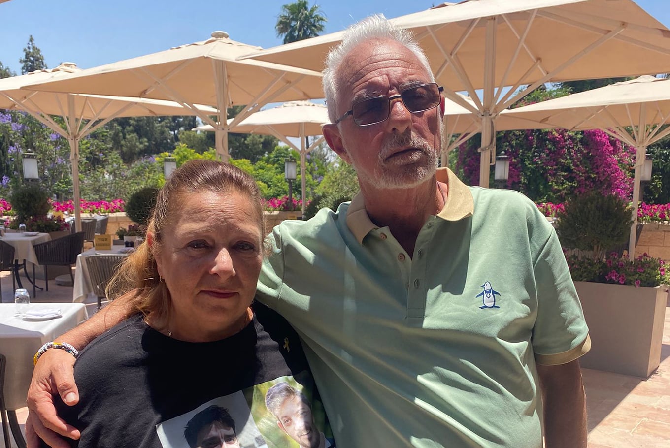 Silvia y Luis Cunio, padre de David y Ariel, en la terraza del hotel King David