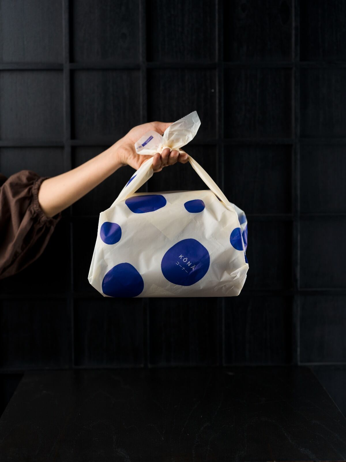 Kona de Narda Lepes y su nueva manera de entregar su delivery, con furoshiki estilo japonés