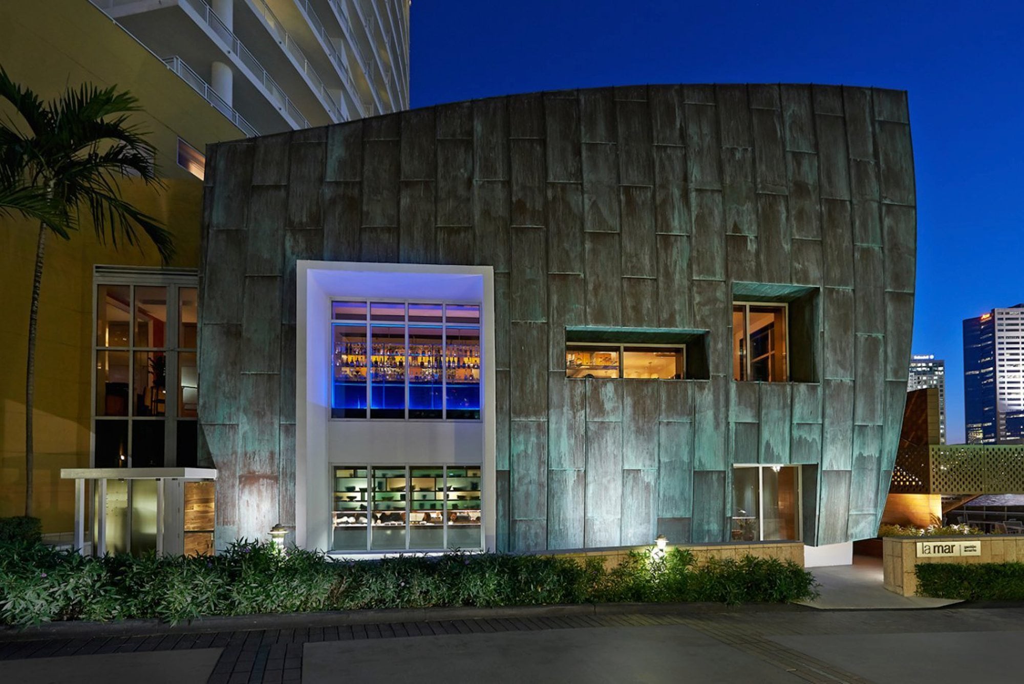 Exterior edificio azul Mandarin Oriental Miami