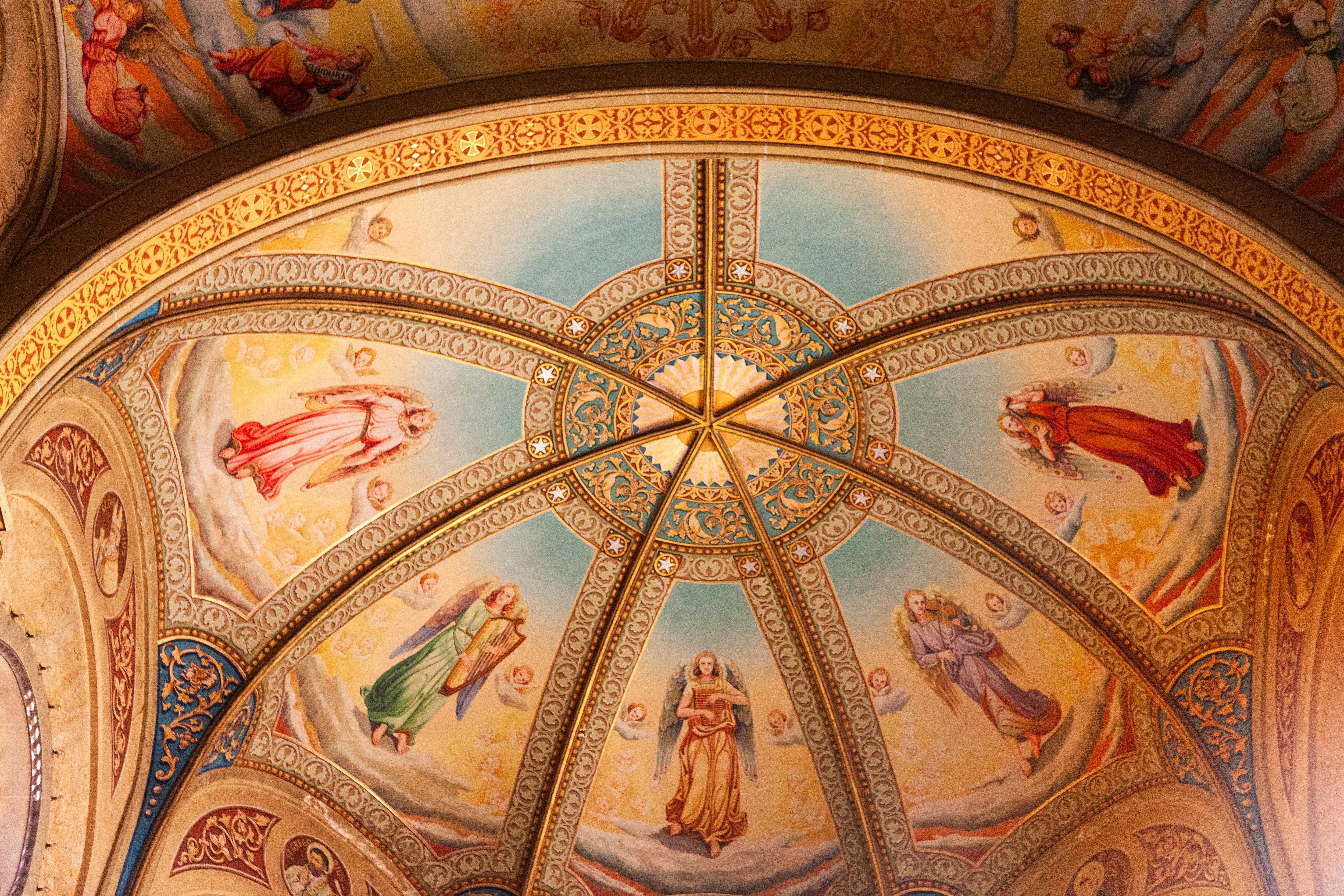 Pinturas en el techo de la iglesia de la colonia 2.