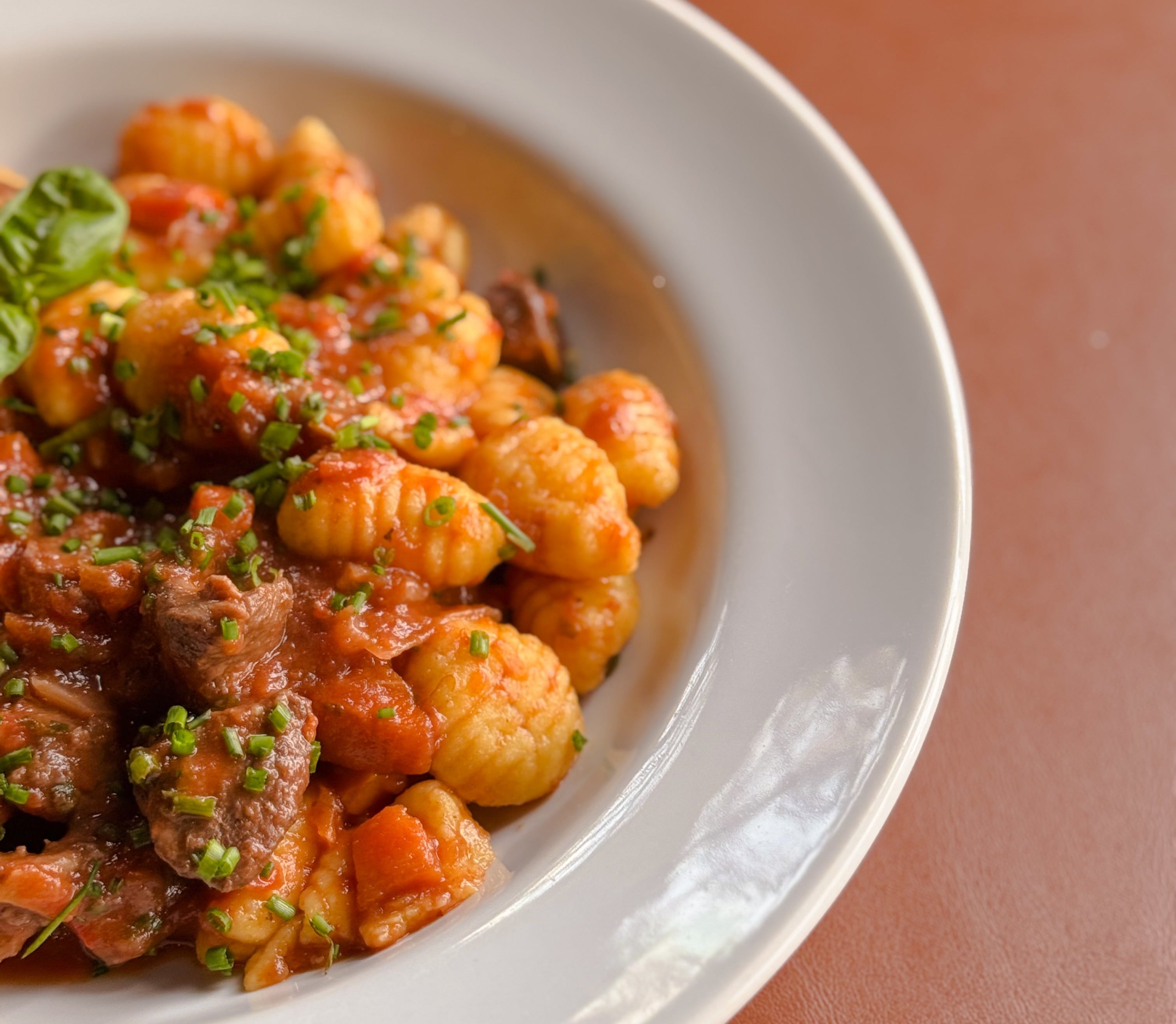 Ñoquis con ragú de cordero, de cocción lenta durante cuatro horas, además de opciones con boloñesa, tuco o salsa de hongos en Raíces
