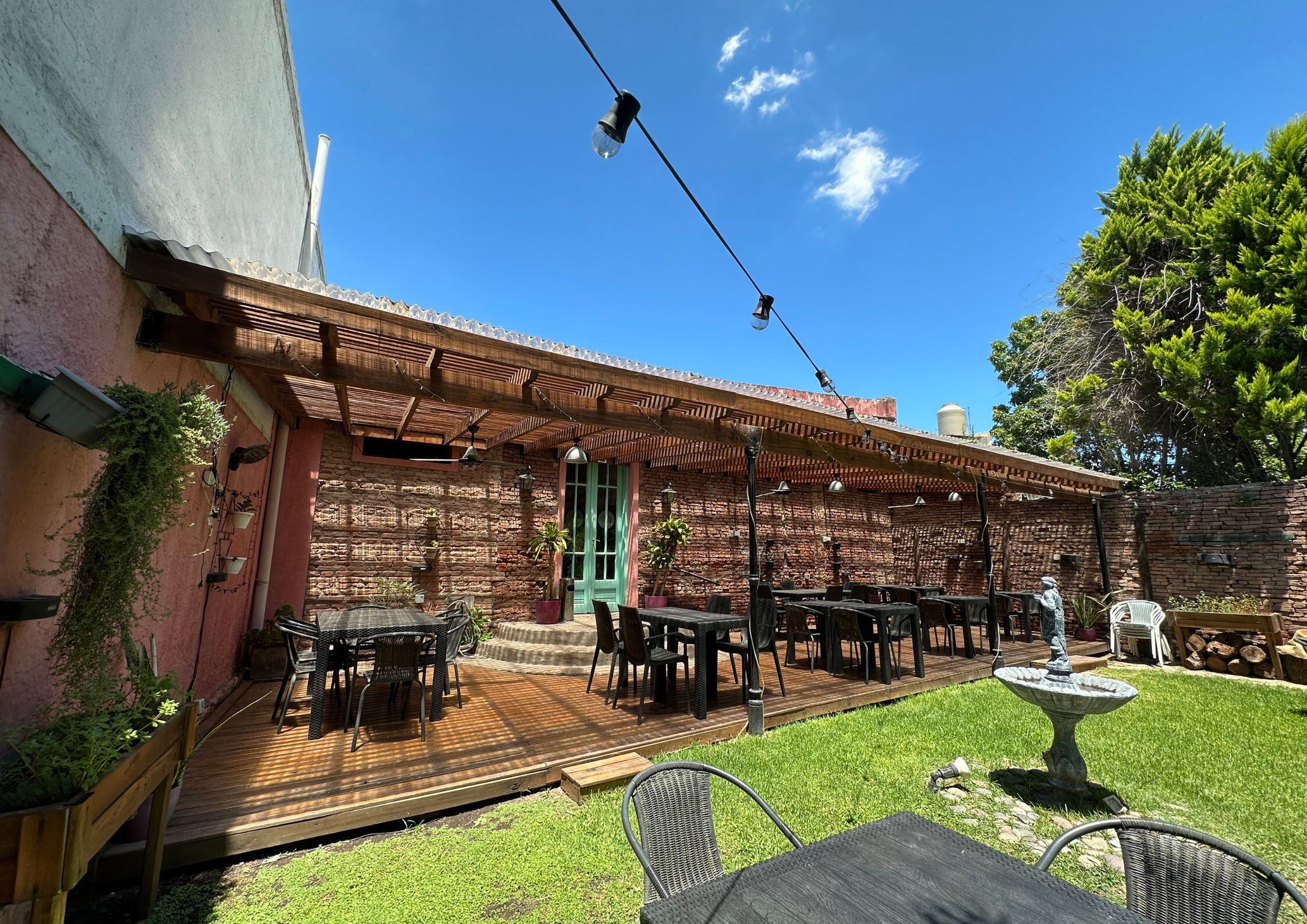 El patio trasero tiene mesitas y una huerta.