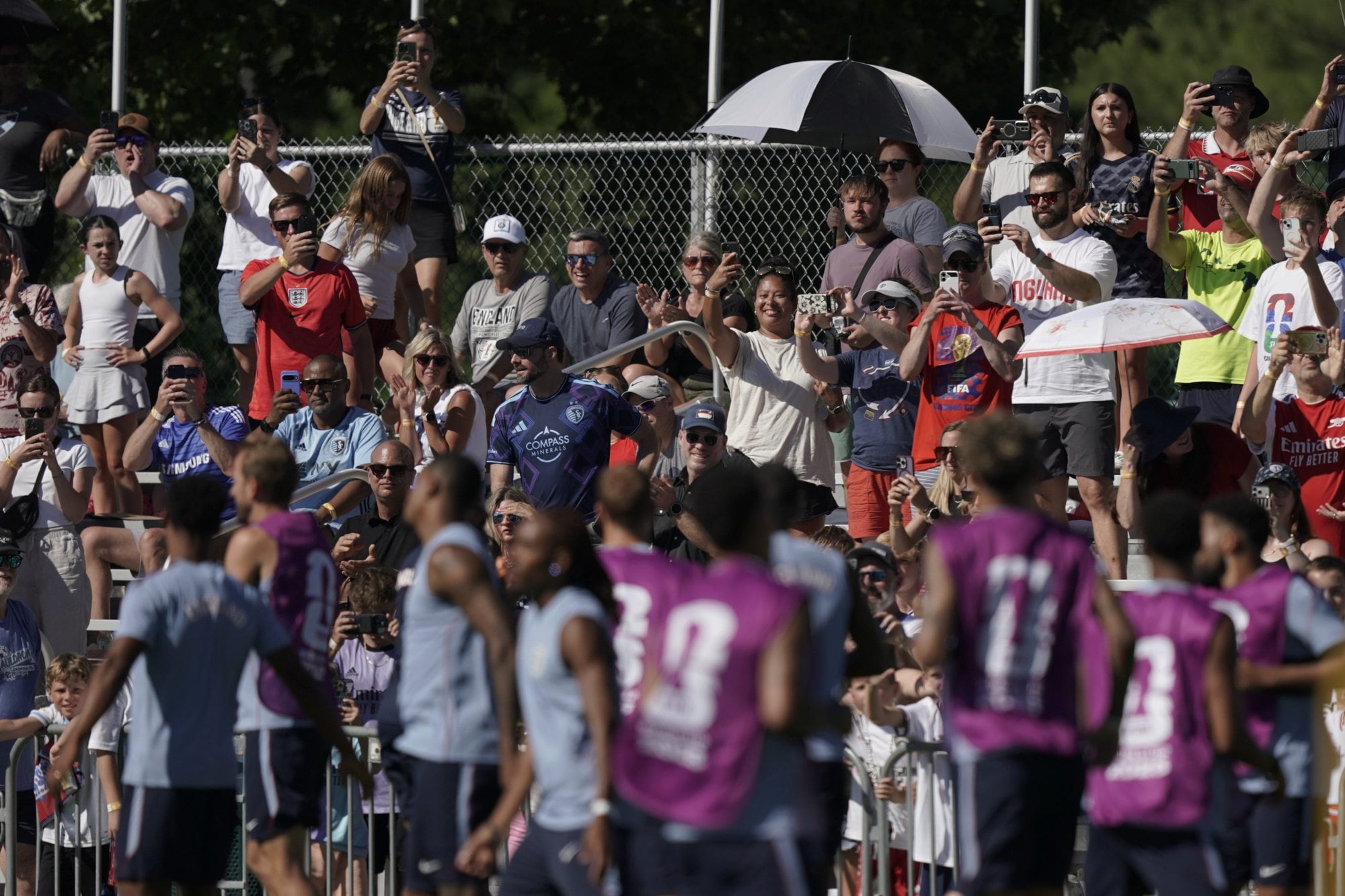 Más de 400 hinchas, entre ingleses y estadounidenses, siguieron el entrenamiento abierto de Inglaterra en Kansas City