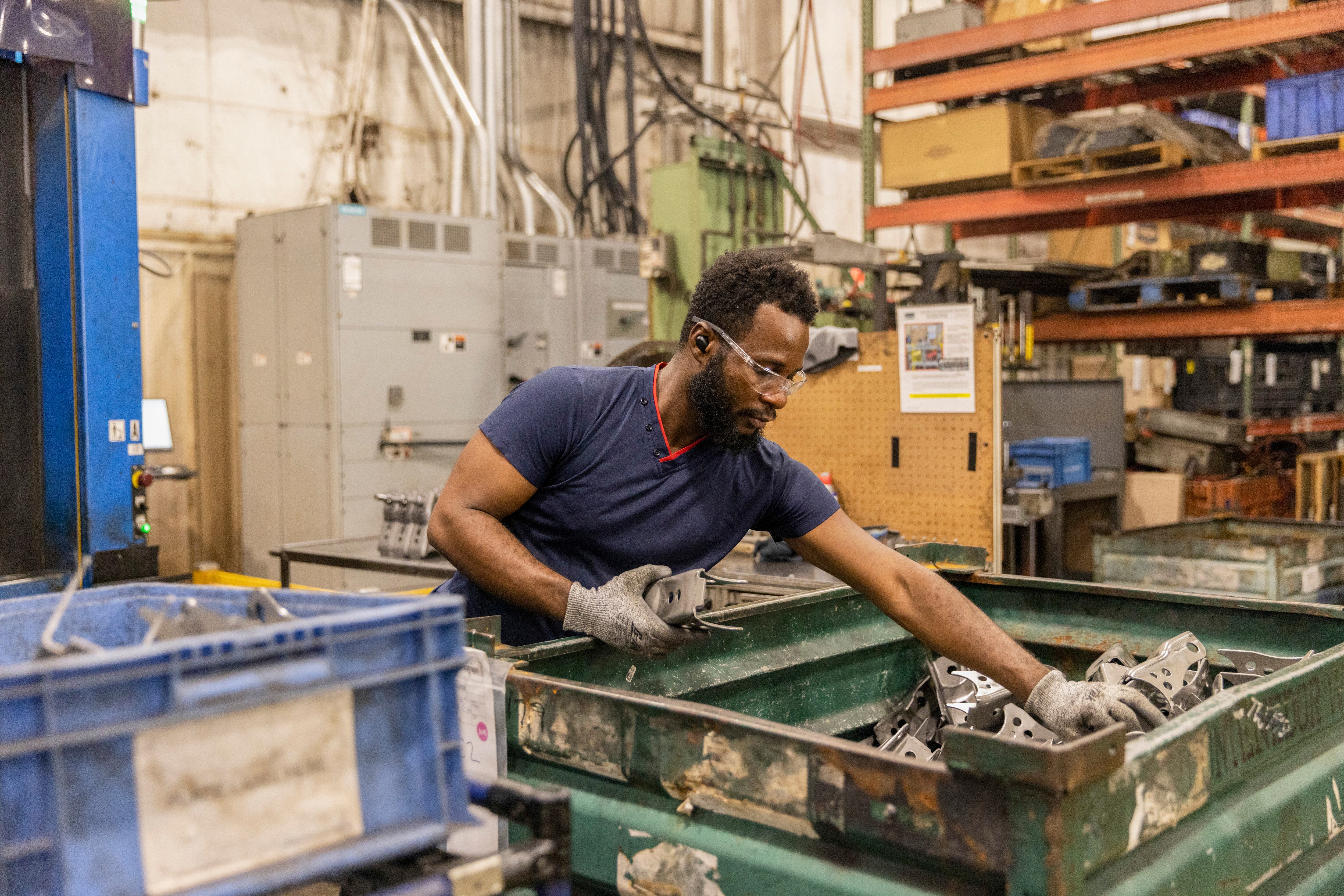 Empresas como McGregor Metal y Amazon ven una constante disminución de sus empleados haitianos, quienes optan por irse del país ante las políticas migratorias de Trump