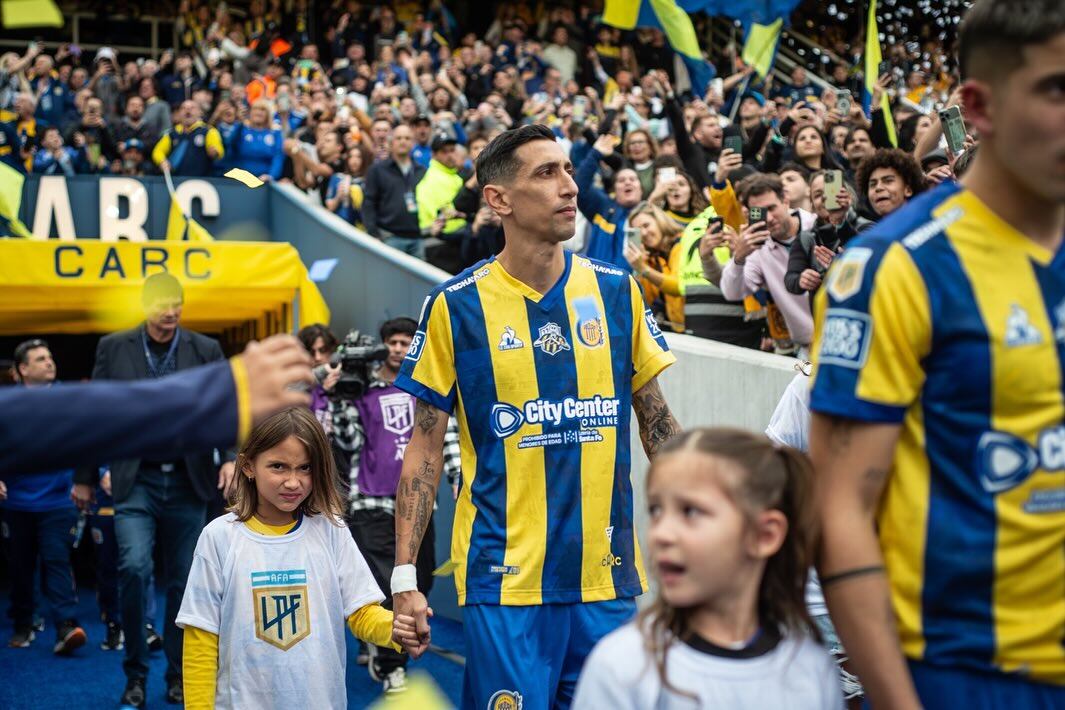 Di María, impactado por la cantidad de gente que asistió a su regreso en el estadio de Rosario Central; este sábado, siete mil canallas lo acompañarán en el estadio de Lanús