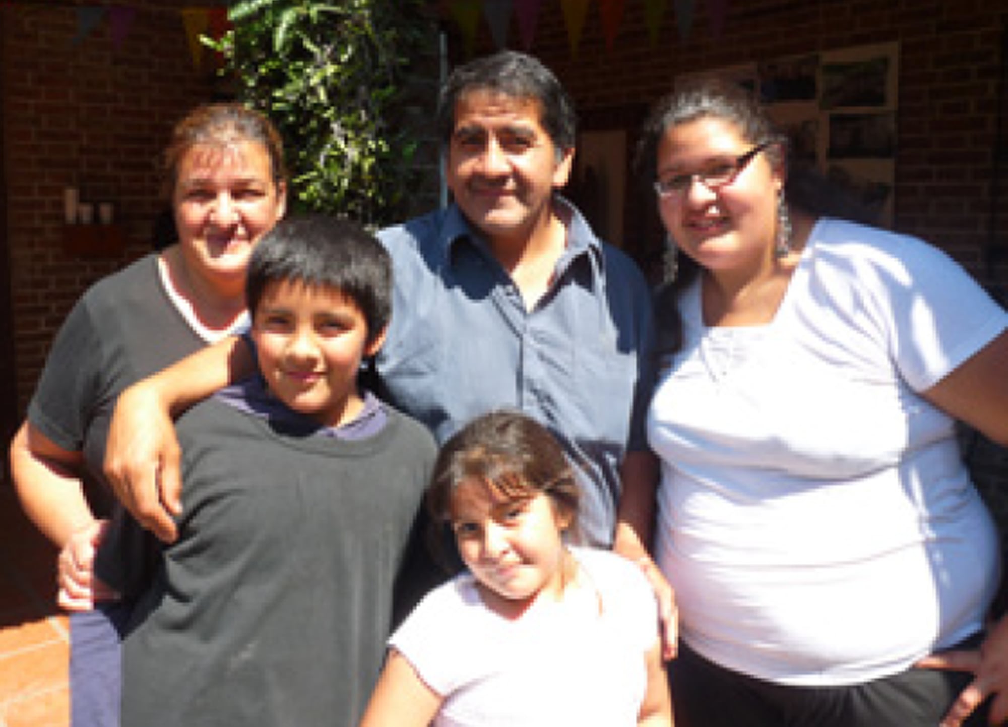 Adrián junto con sus padres (arriba a la izquierda) y dos de sus hermanas