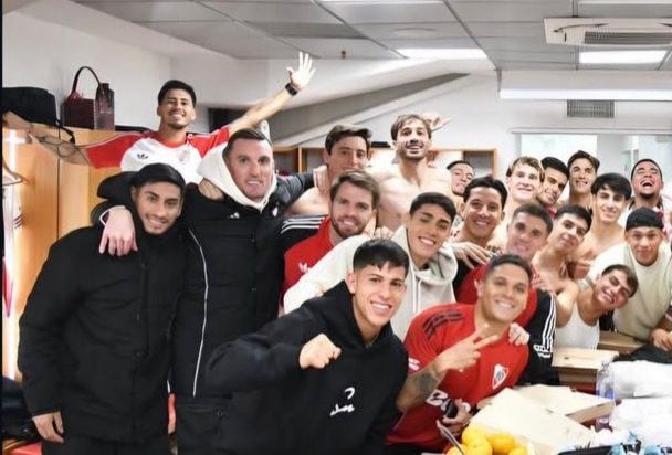Armani, junto a Beltrán, en los festejos del plantel de River en el vestuario tras vencer a San Lorenzo en la definición por penales