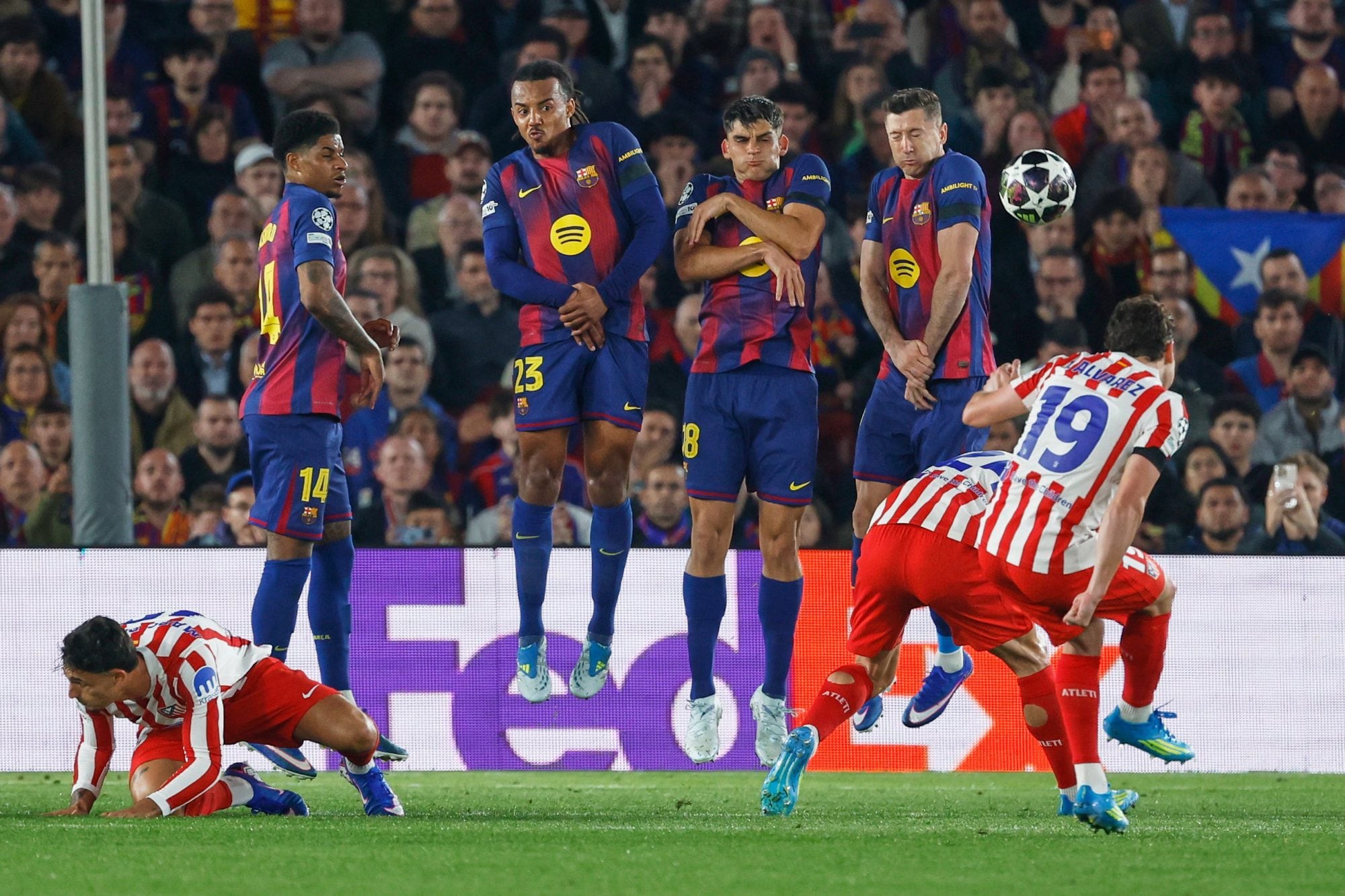 Un golazo de Julián Alvarez de tiro libre ante Barcelona