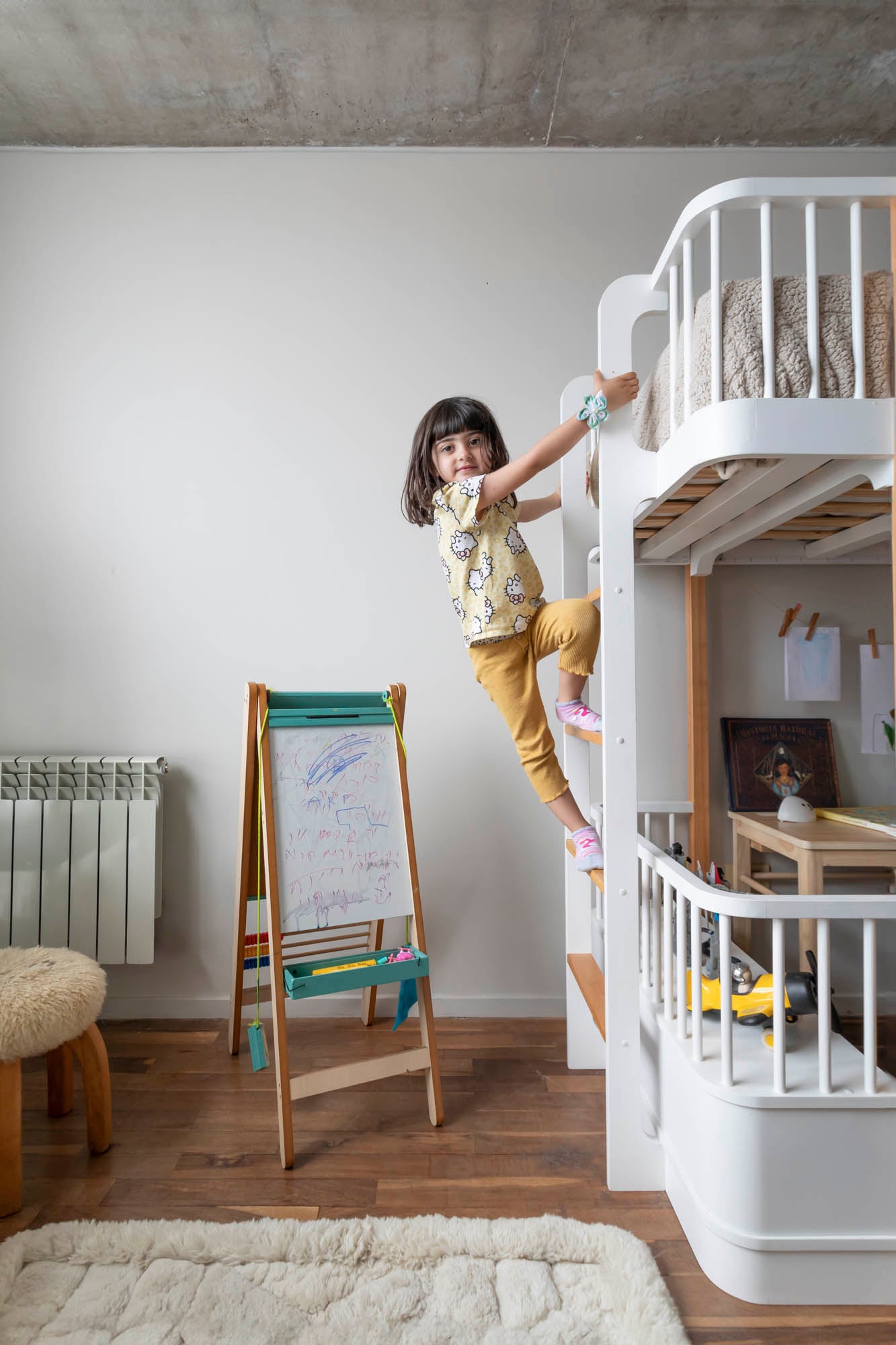 Más camas, más ingenio: cuchetas estéticas para dormitorios compartidos El dormitorio de la hija de Patricio Lix y Celeste Bernardini, fundadores de La Feliz