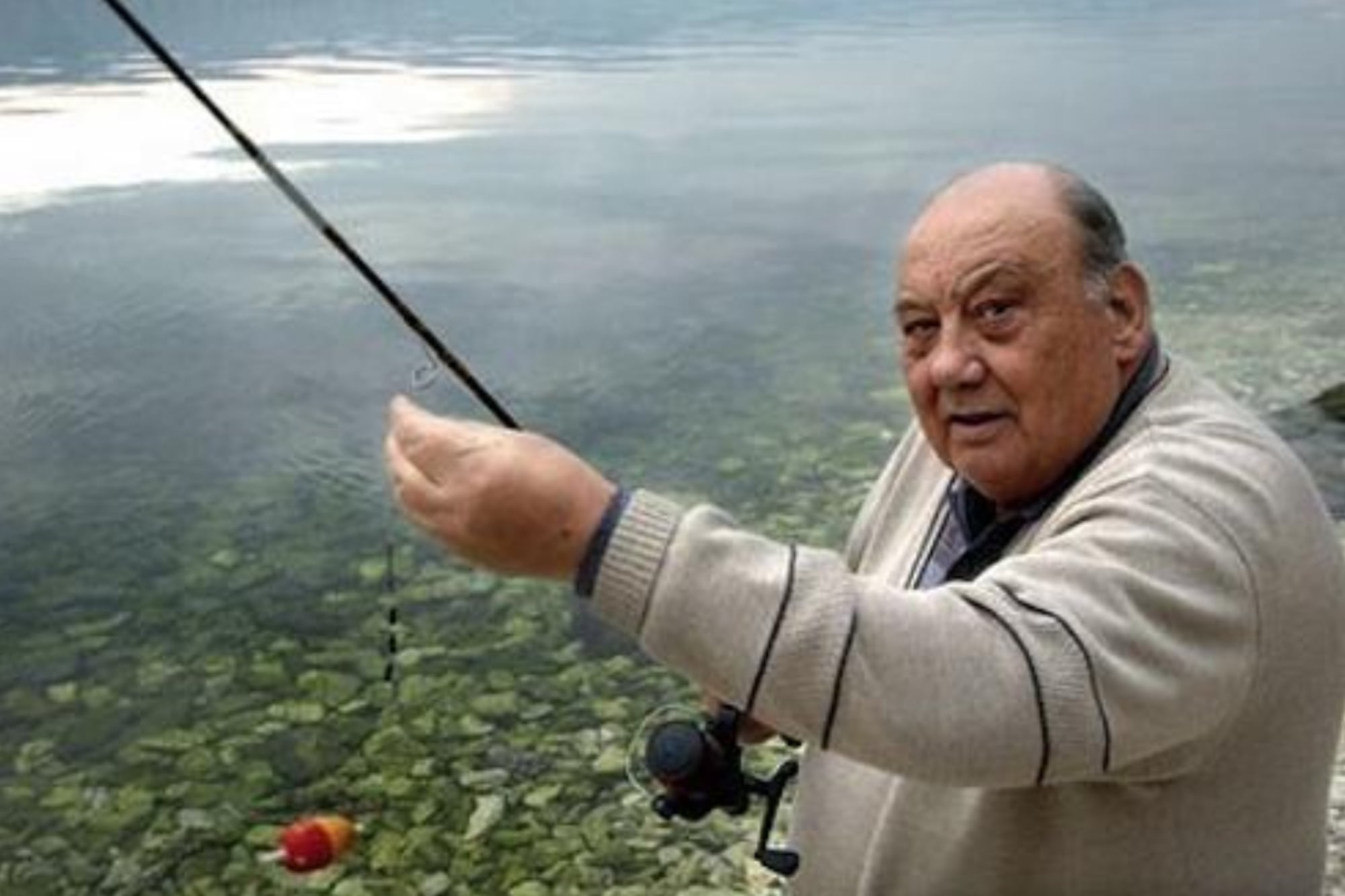 El primer suceso fue en 1962 cuando viajaba en tren de Sarajevo, capital de Bosnia y Herzegovina, Europa. Los vagones se descarrilaron y cayeron sobre un río congelado