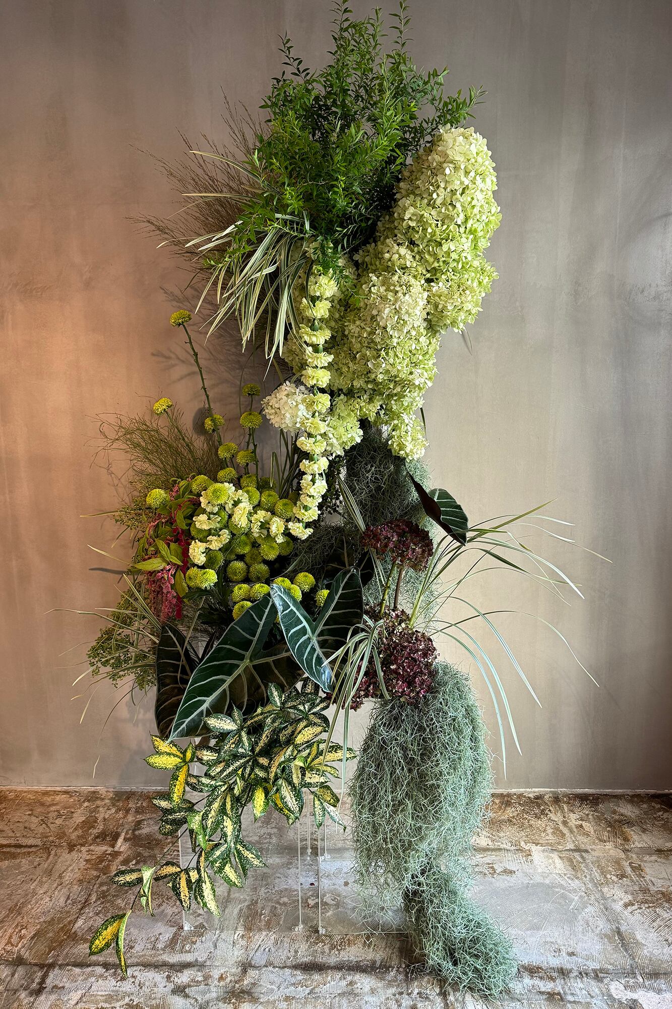 Diversas tramas y texturas conviven en los ramos de Tambi, que se abastece en el mercado de Kobe.