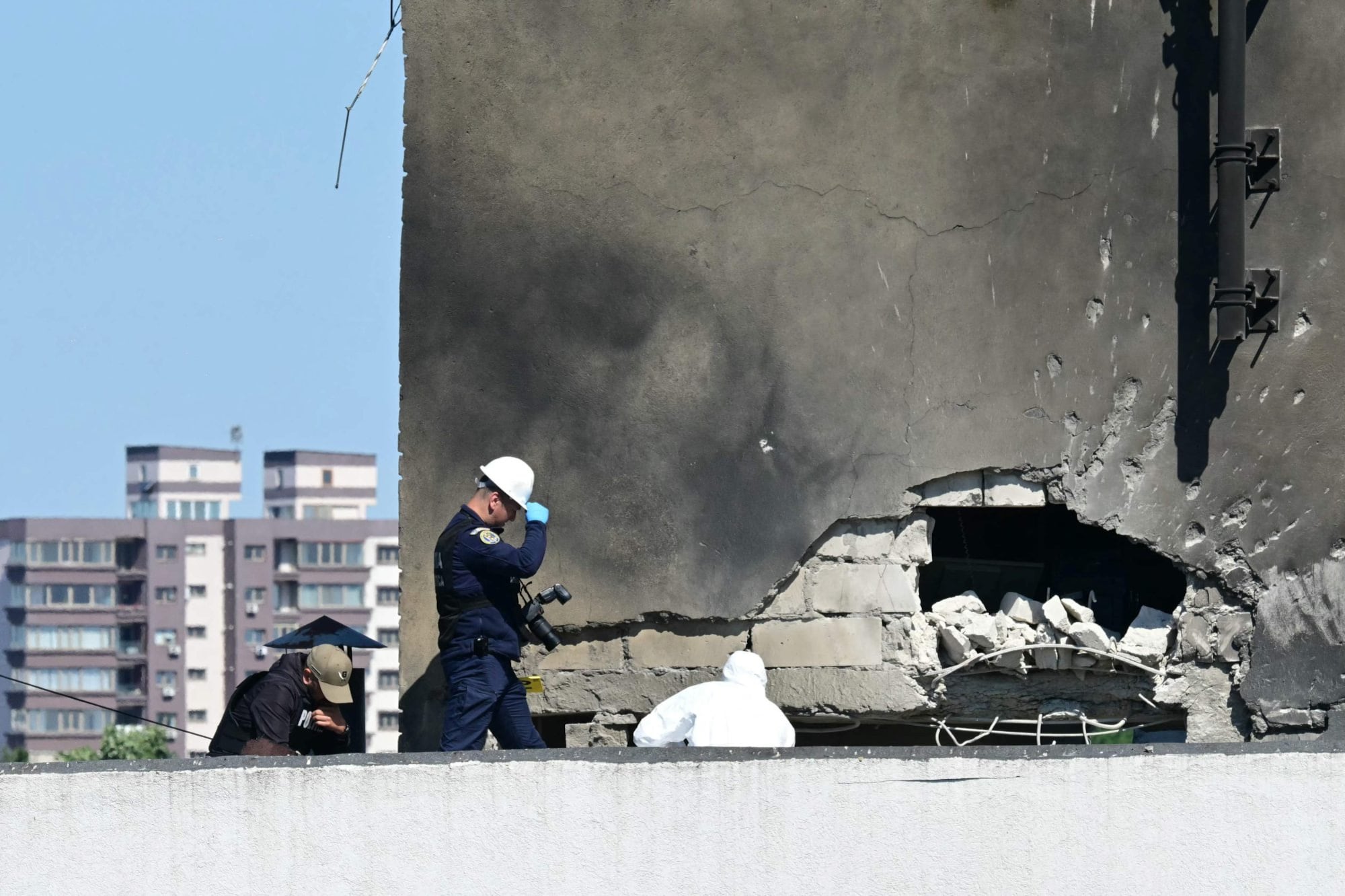 El lugar del impacto tras el choque de un dron ruso contra un edificio de apartamentos en Galati, al oeste de Rumania (Daniel Mihailescu / AFP)