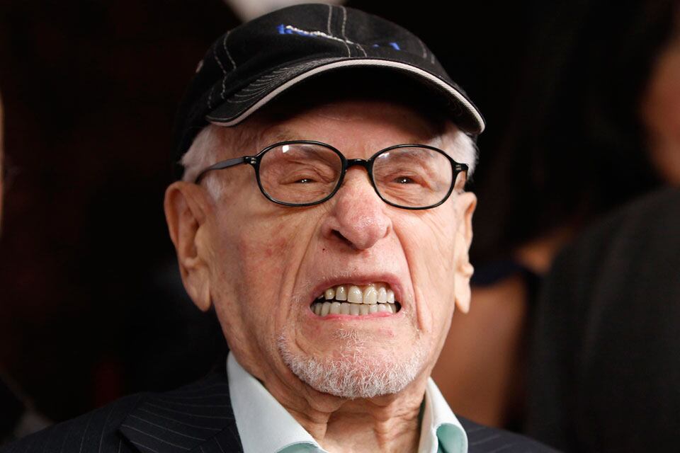 El mítico actor Eli Wallach divertido y jovial en un festival de cine