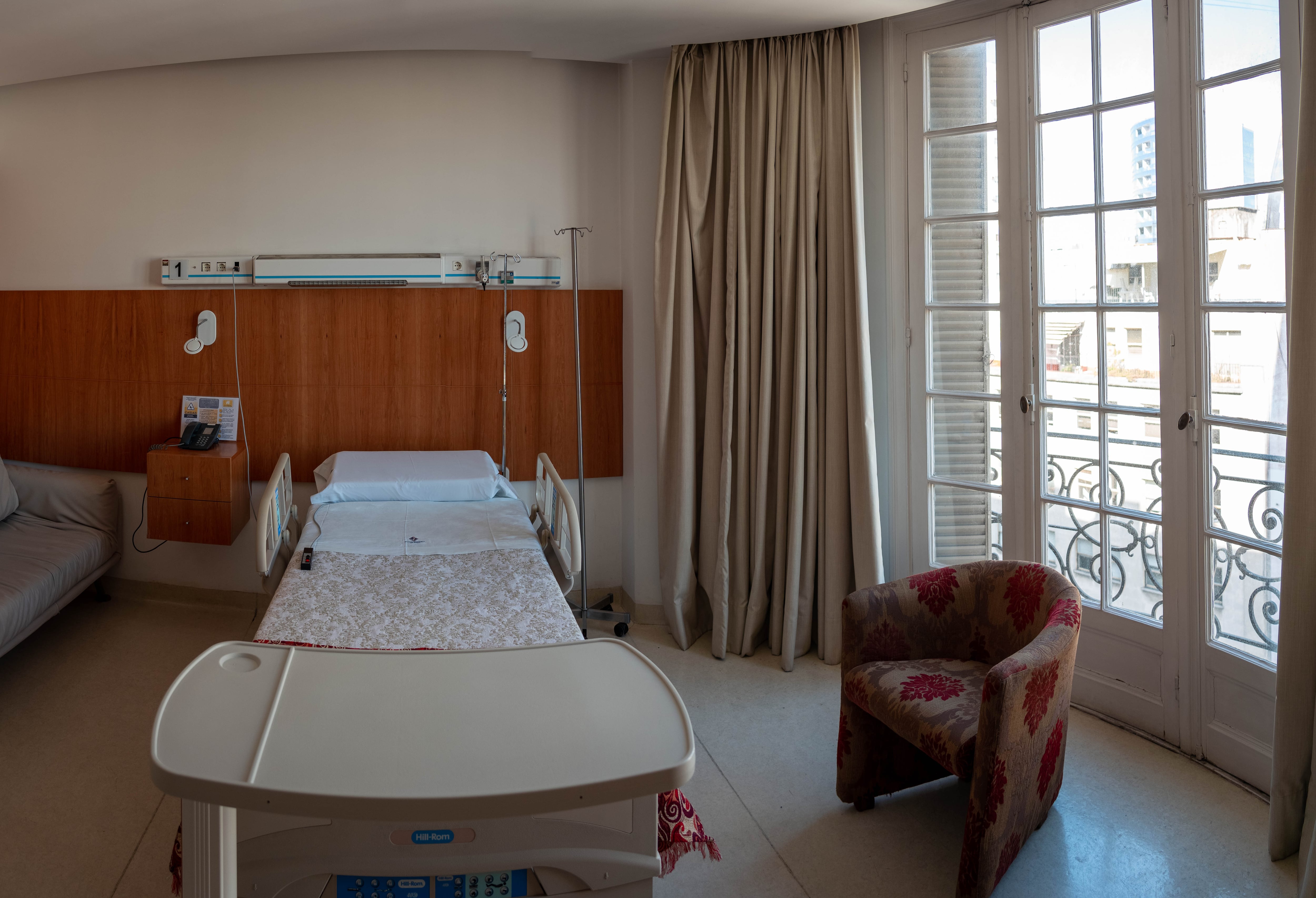 Una habitación del Sanatorio Anchorena del Callao que conserva el ventanal y balcón francés del centenario edificio