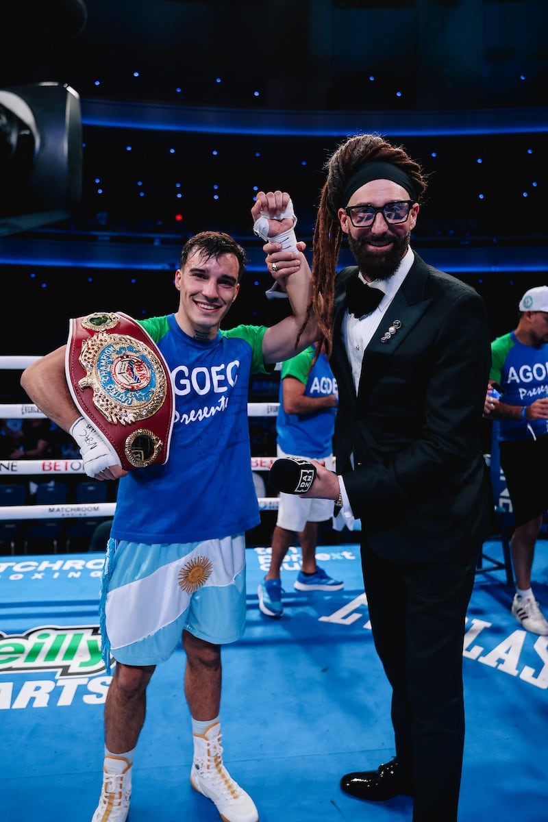 Alan Cháves y su celebración con el cinturón latino ligero OMB