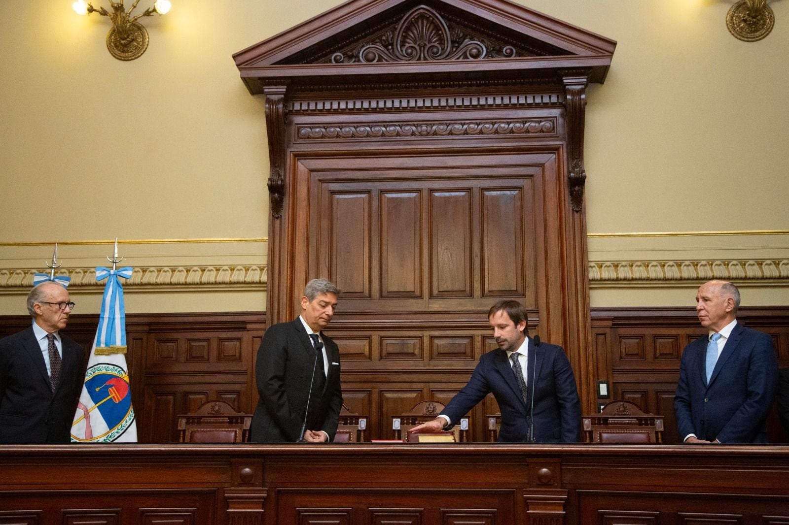 Viola, jurando ante los miembros de la Corte Suprema de Justicia