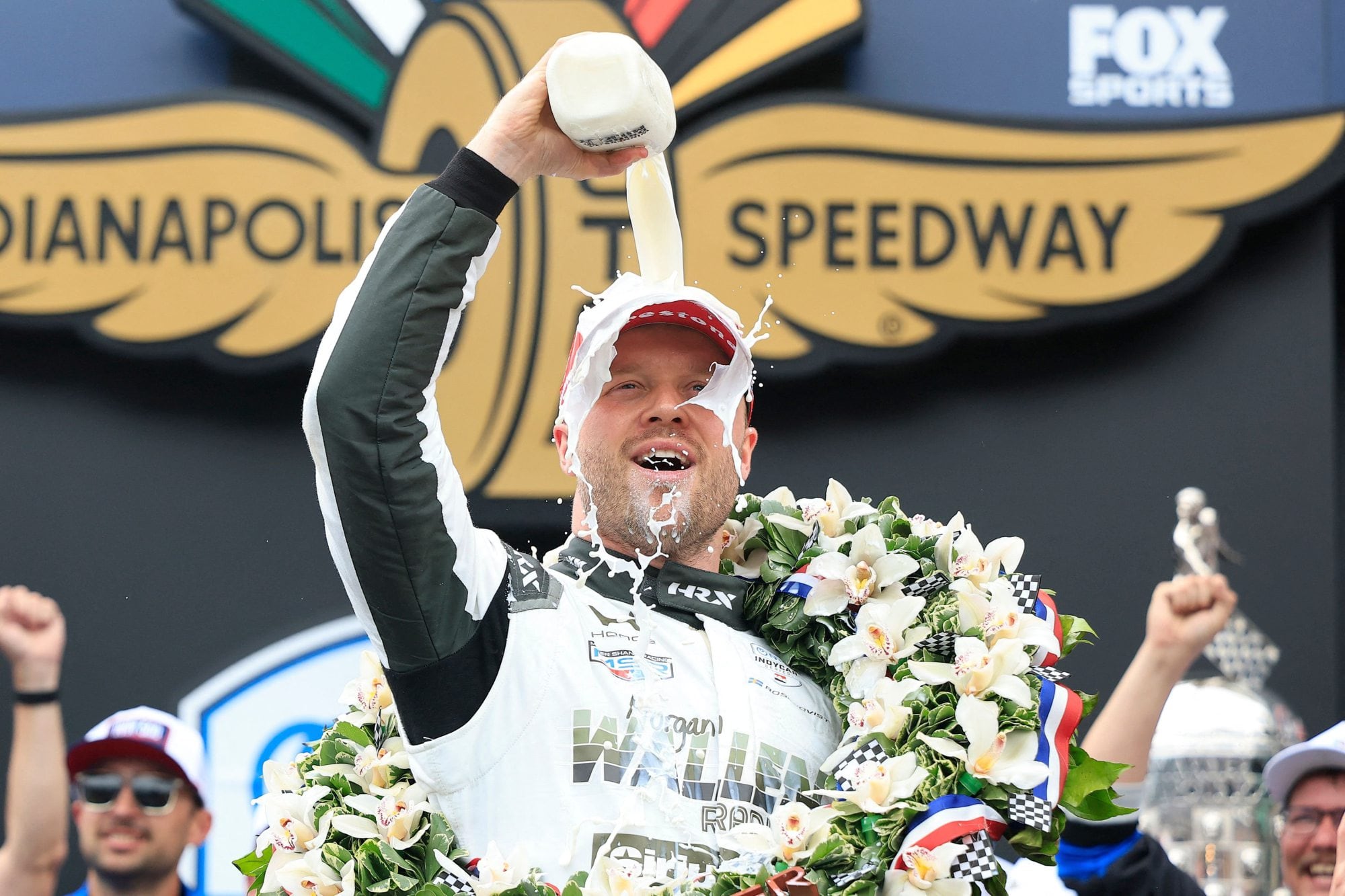 Felix Rosenqvist ensaya el tradicional festejo con la botella de leche; por segunda vez, un piloto de Meyer Shank Racing se impone en las 500 Millas de Indianápolis