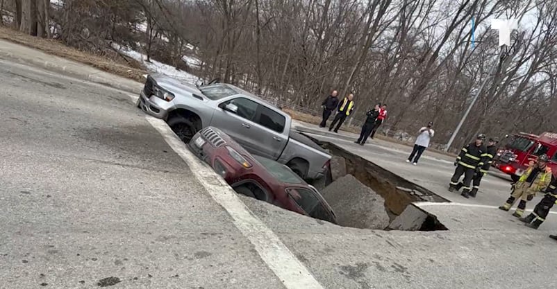 Frenaron en un semáforo y los tragó la tierra: así fue el momento en el que dos autos cayeron en un sumidero