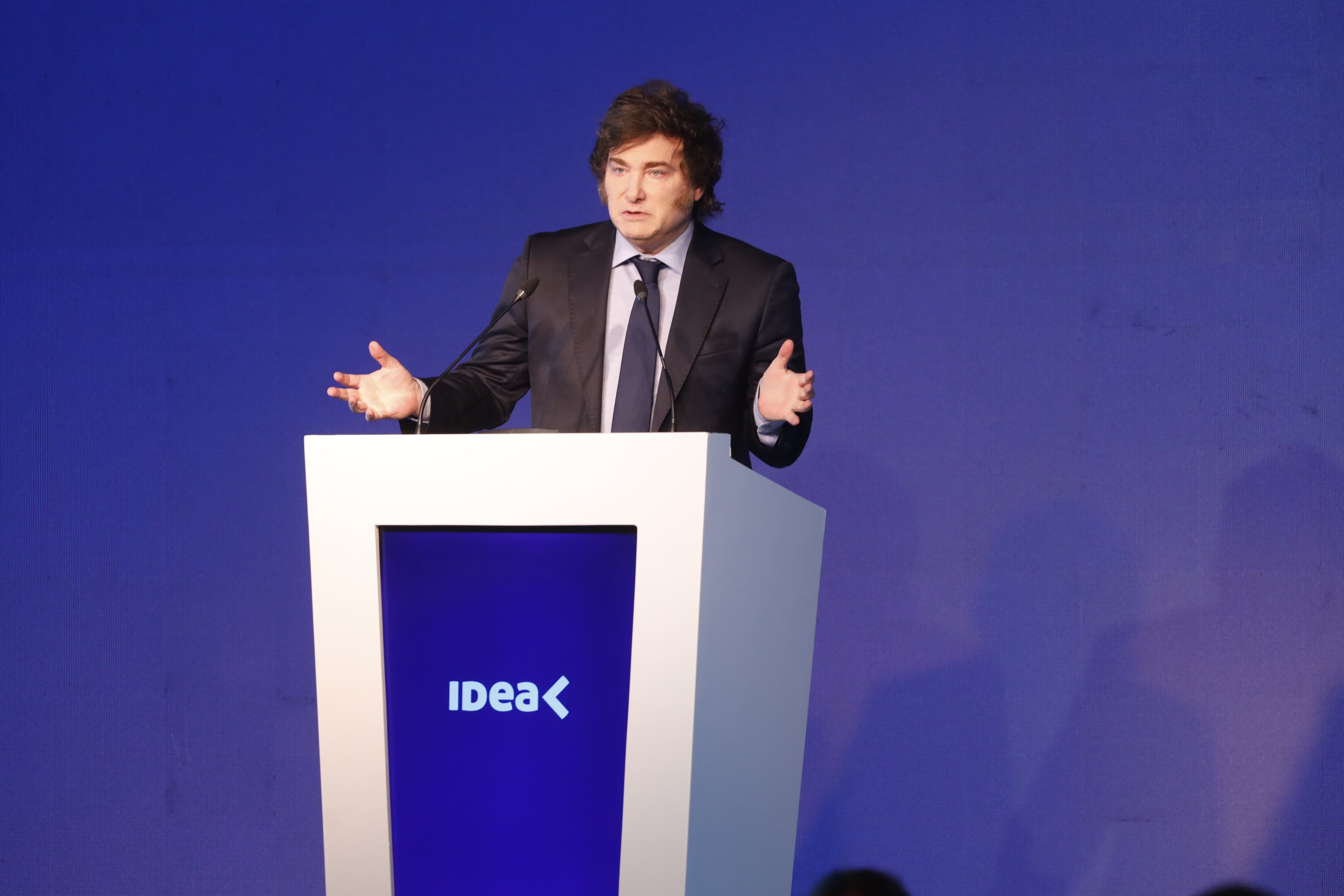 Javier Milei, presidente de la nación, participó en el Coloquio de IDEA desde París. Por los pasillos la mayoría de los empresarios cuestionaban las formas pero no el modelo económico