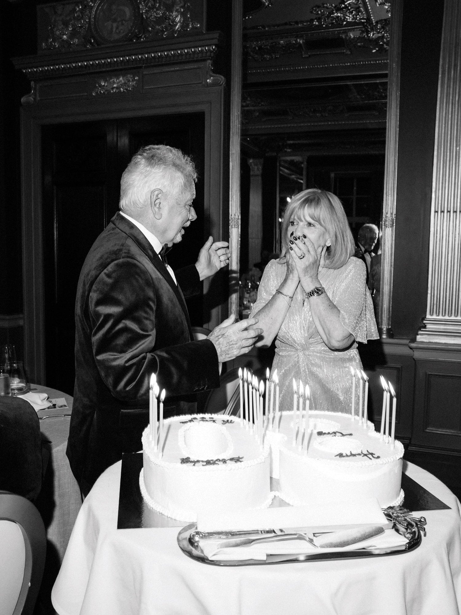 El cumpleañero abraza a su mujer, Jackie, de 75 años, frente a la gran torta con forma de número 80. Si bien la mamá de Victoria es una de las fans de
los diseños de su hija, en esta ocasión optó por un vestido de lúrex con drapeado al frente de la casa Phase Eight