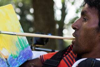 De vivir en la pobreza en Calcuta a pintar cuadros en Trenque Lauquen