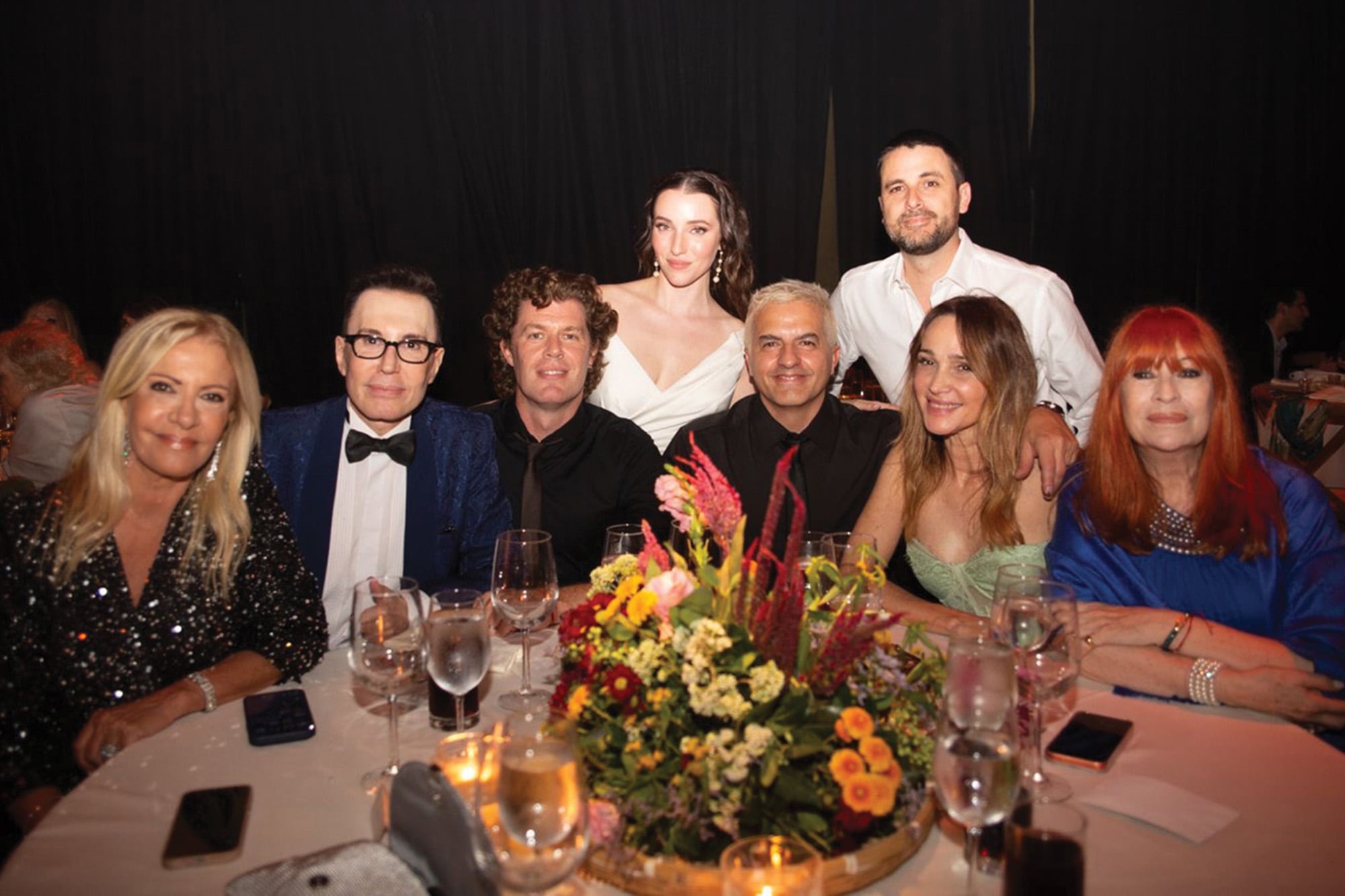 Los recién casados posan en la mesa (los arreglos florales tenían la firma de Mercedes Courreges) con Susana Roccasalvo, Marcelo Polino, Javier Medina, Ángel de Brito, Verónica Lozano y Manuela Bravo