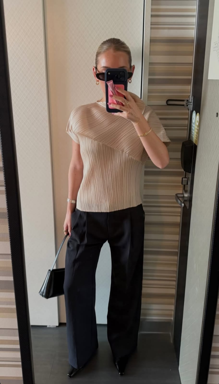 Modelo y estudiante de medicina, St. John, acompañó a su novia en Japón