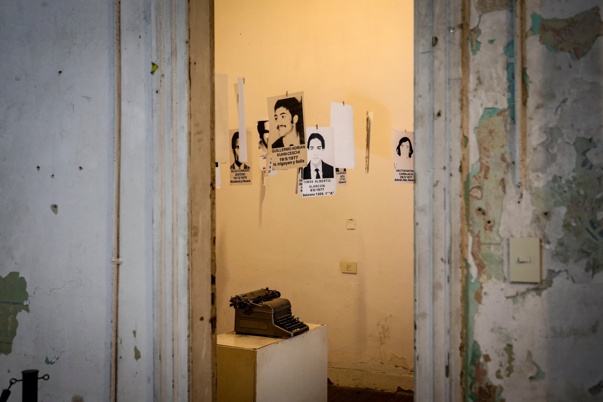 En la antigua sala de interrogatorios de Virrey Cevallos, se colgaron impresiones con los rostros y nombres de las víctimas del terrorismo de Estado